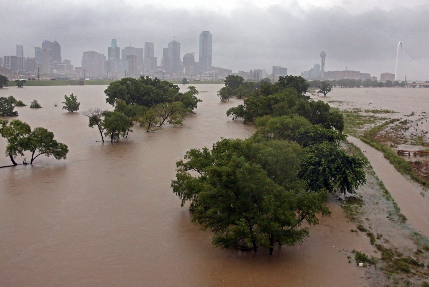 GALERII | Texast räsivad tulvaveed, paduvihm, tornaadod ja äikesetormid