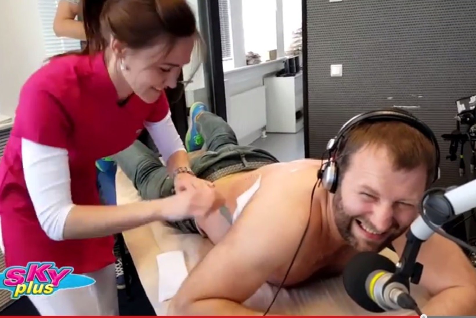 VIDEO | Sky Plusi hommikuprogrammi meeskond üllatas Kristjan Hirmot otse-eetris selja depilatsiooniga: mingite kohtade pealt oli ikka väga valus!
