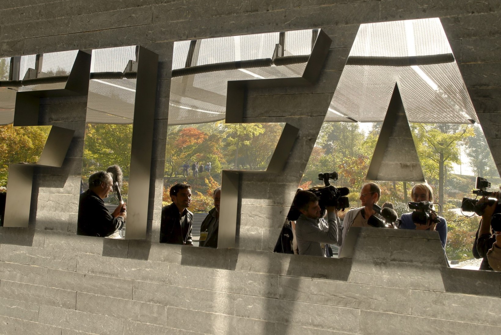 SUUR JALGPALLISKANDAAL: Šveitsis arreteeriti hulk kõrgeid FIFA ametnikke 