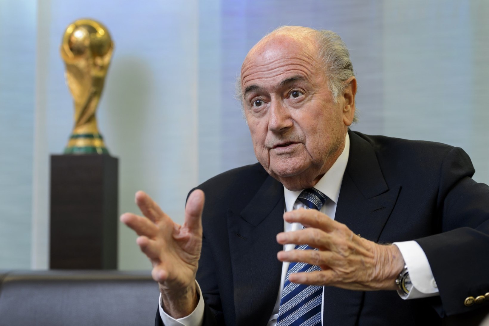 FBI ja Šveitsi võimud jahivad vuti-bosse, aga Blatter valitakse tagasi