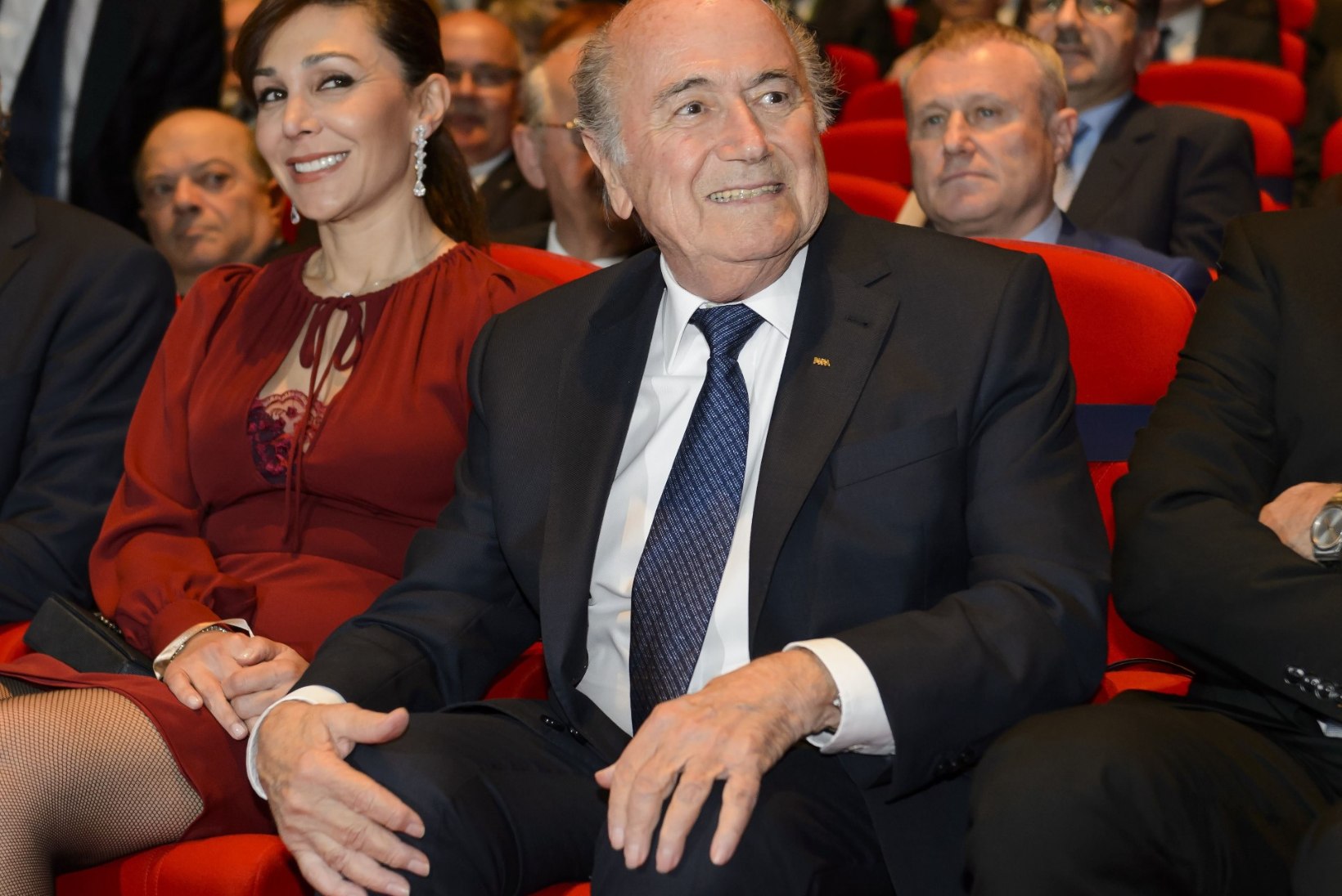 Blatteril on toetus olemas - tema kauni pruudi oma!