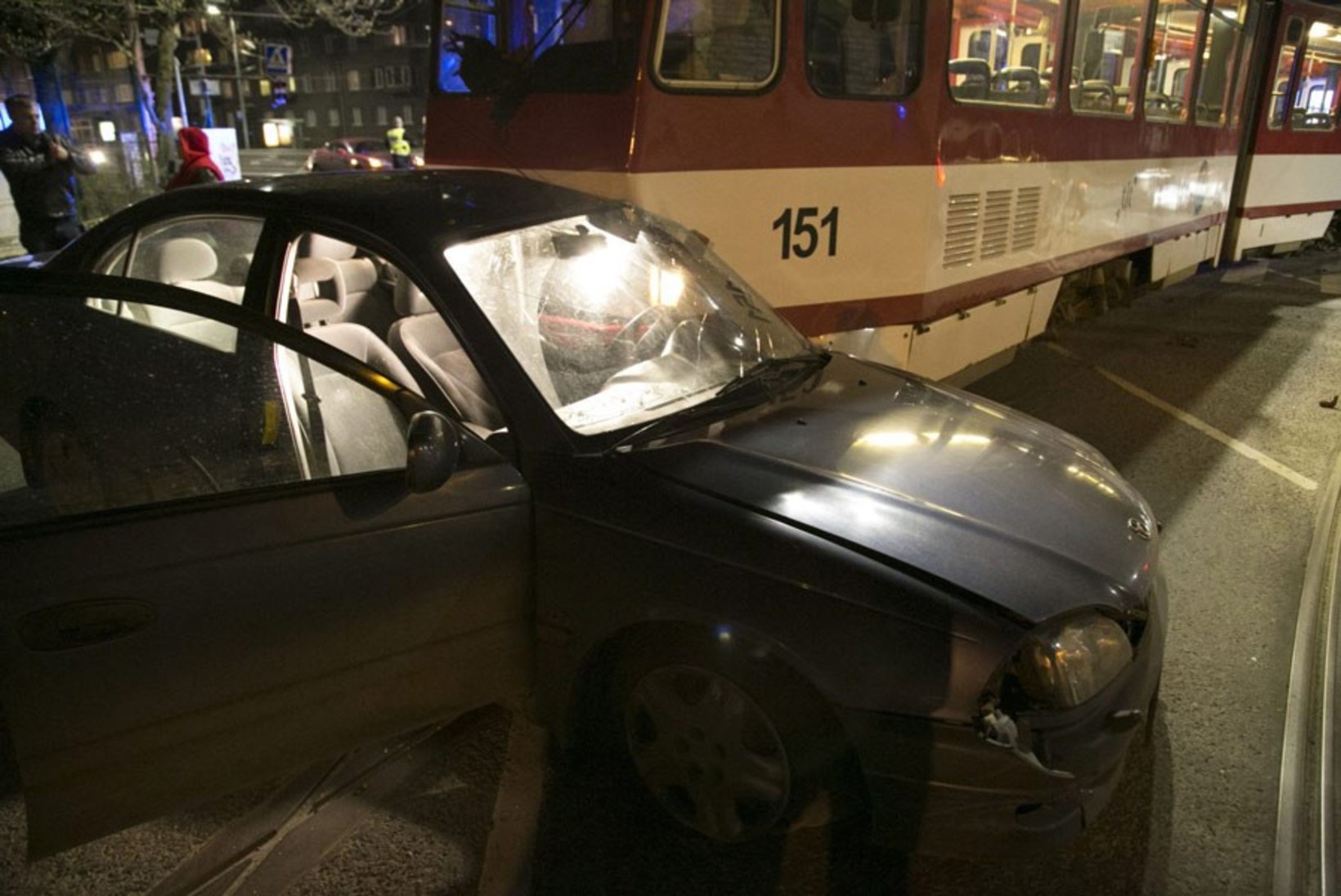 FOTOD | Tramm rammis autot, sest mürgeldajad hõivasid trammijuhi tähelepanu