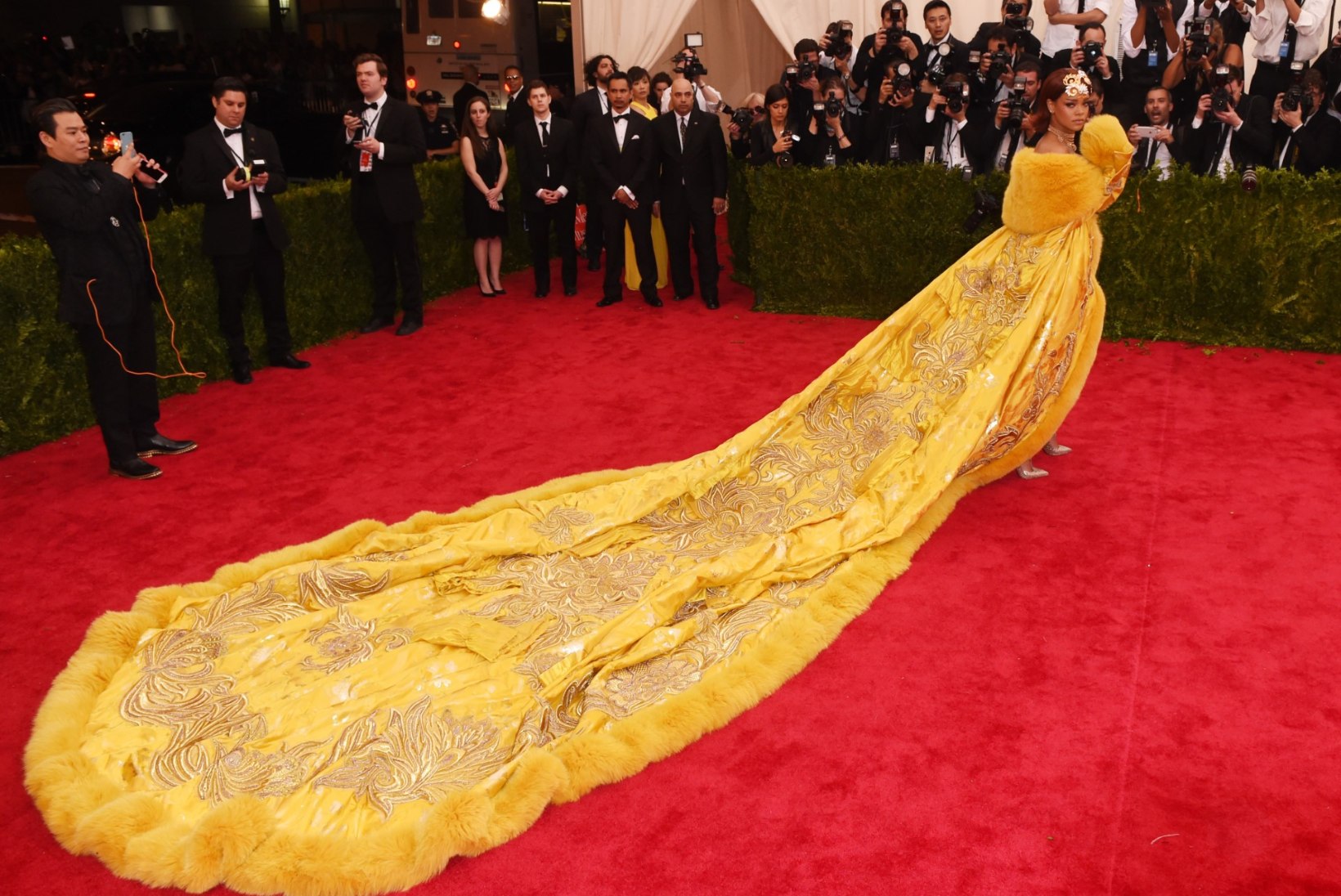 KARM KRIITIKA: Rihanna Met gala kostüümi võrreldakse omletiga!
