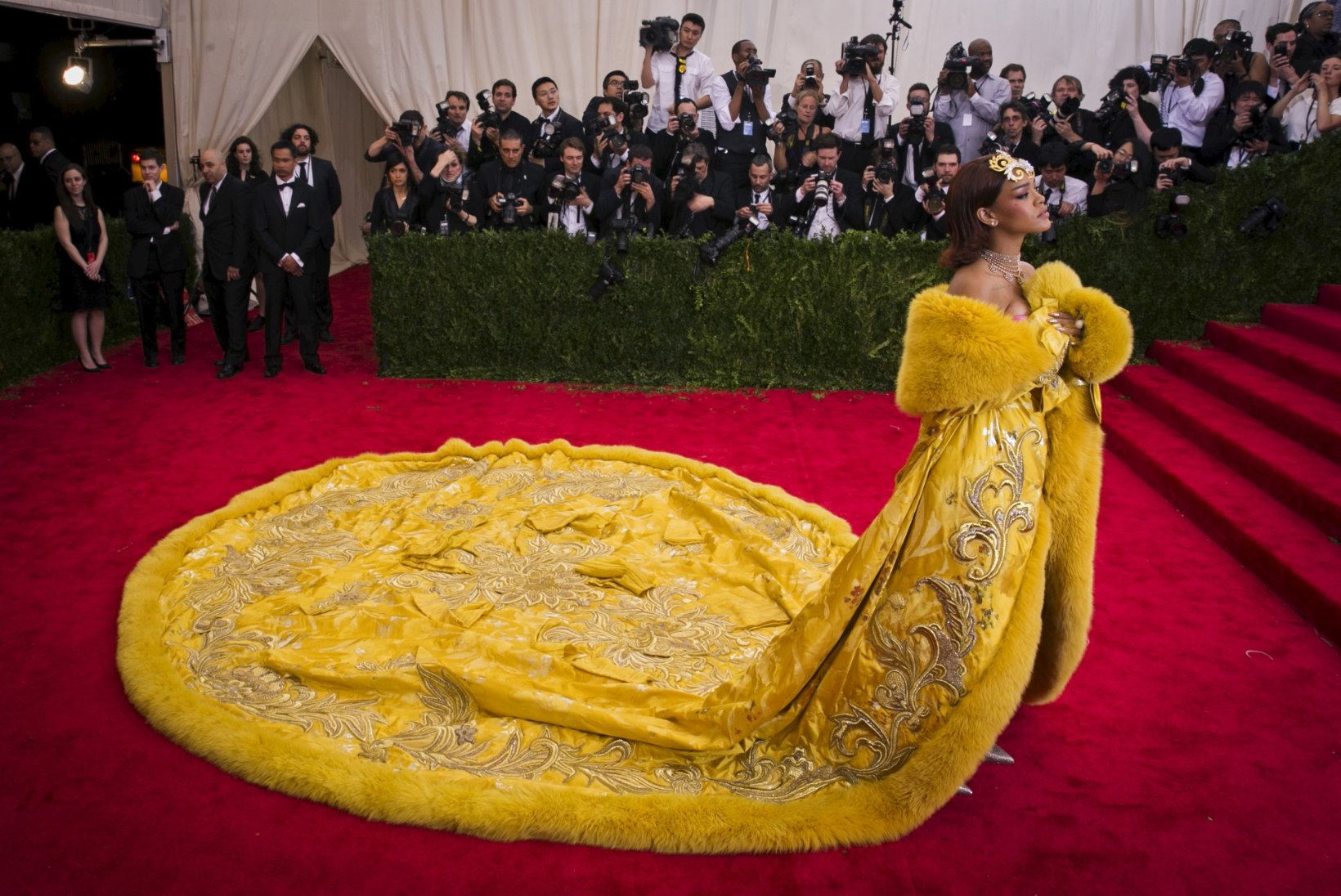 KARM KRIITIKA: Rihanna Met gala kostüümi võrreldakse omletiga!