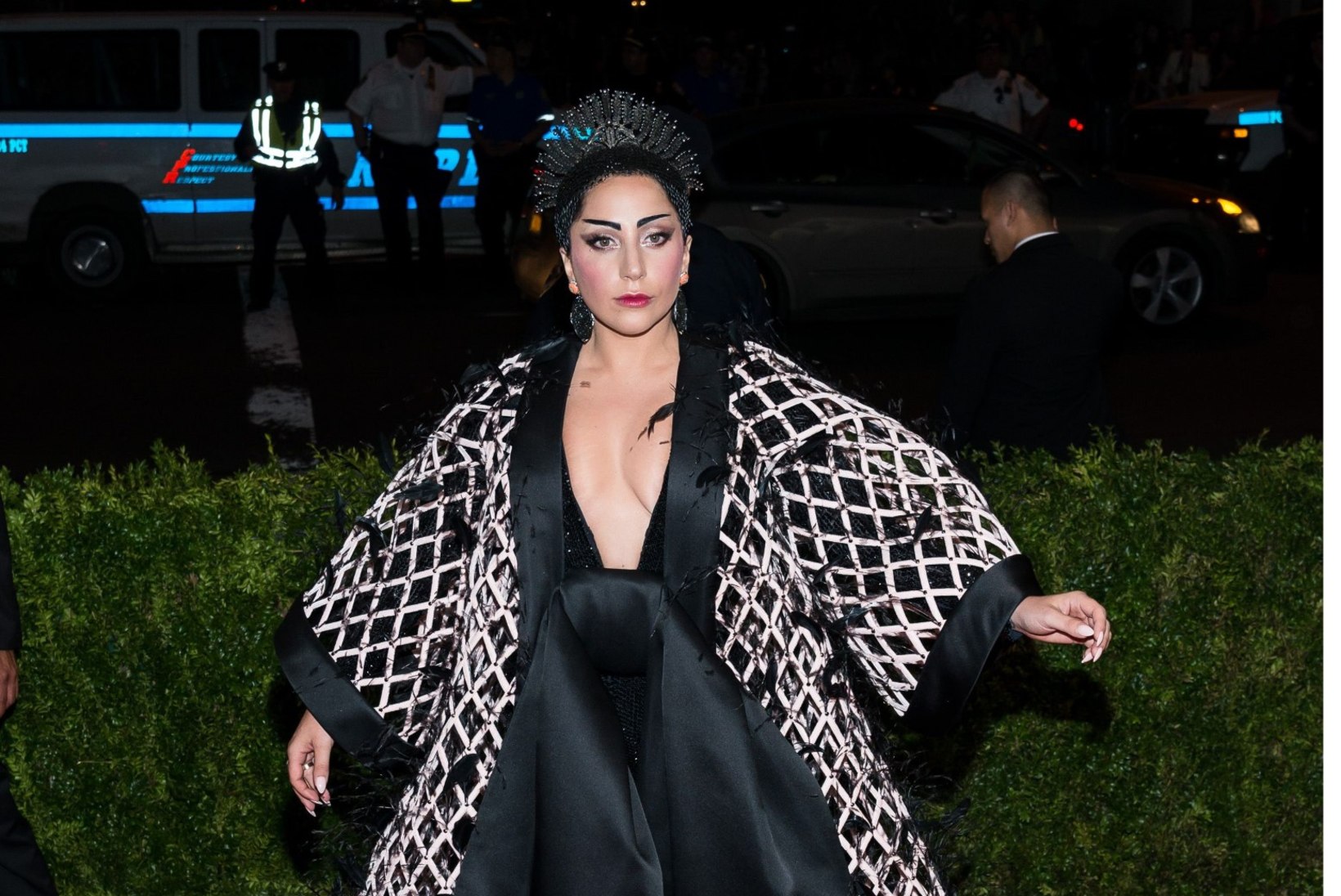 FOTOD | Tagasi normaalsusesse: Lady Gaga kandis ka lihtsureliku selga passivat kleiti 