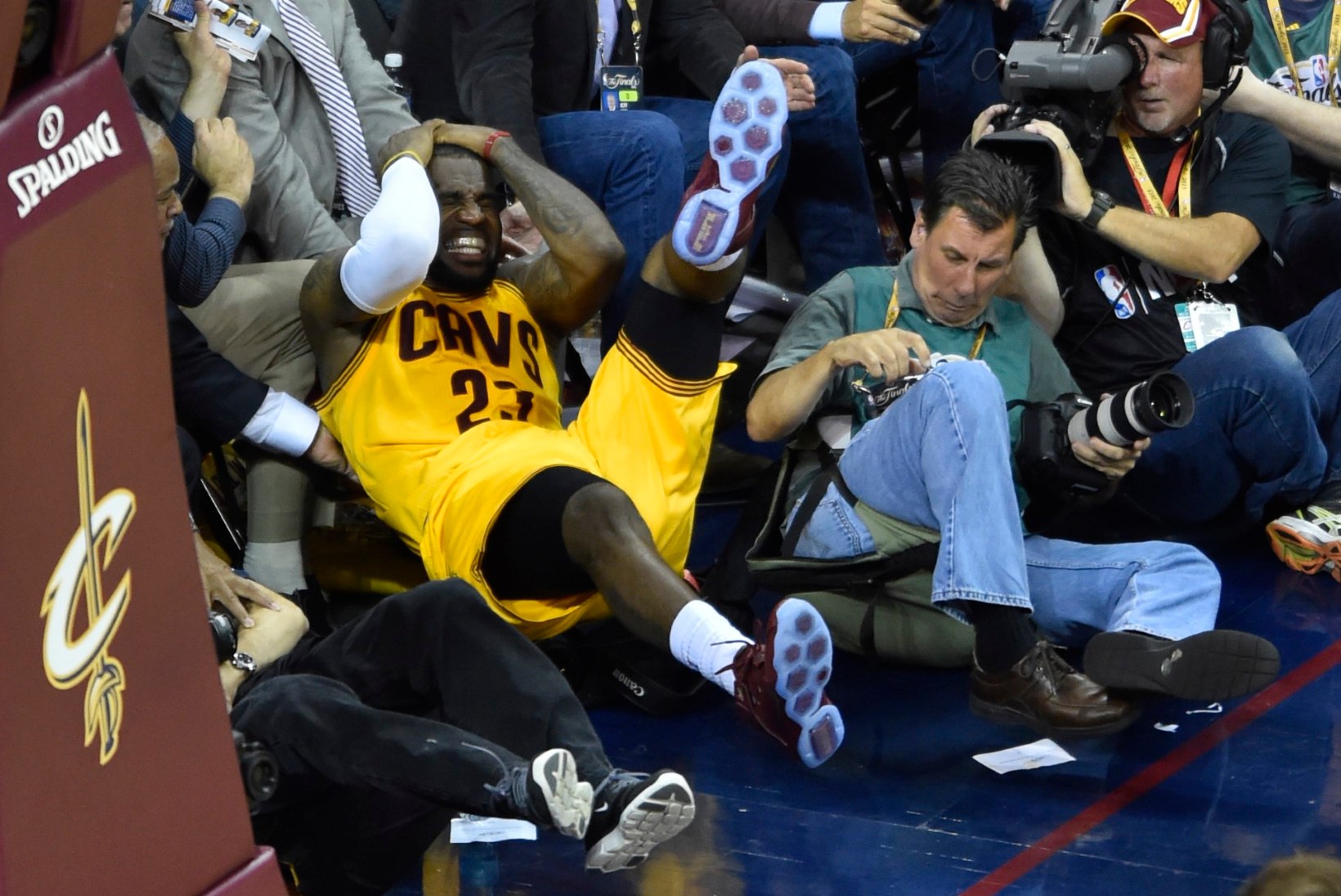 FOTOD | LeBron James lendas peaga vastu kaamerat