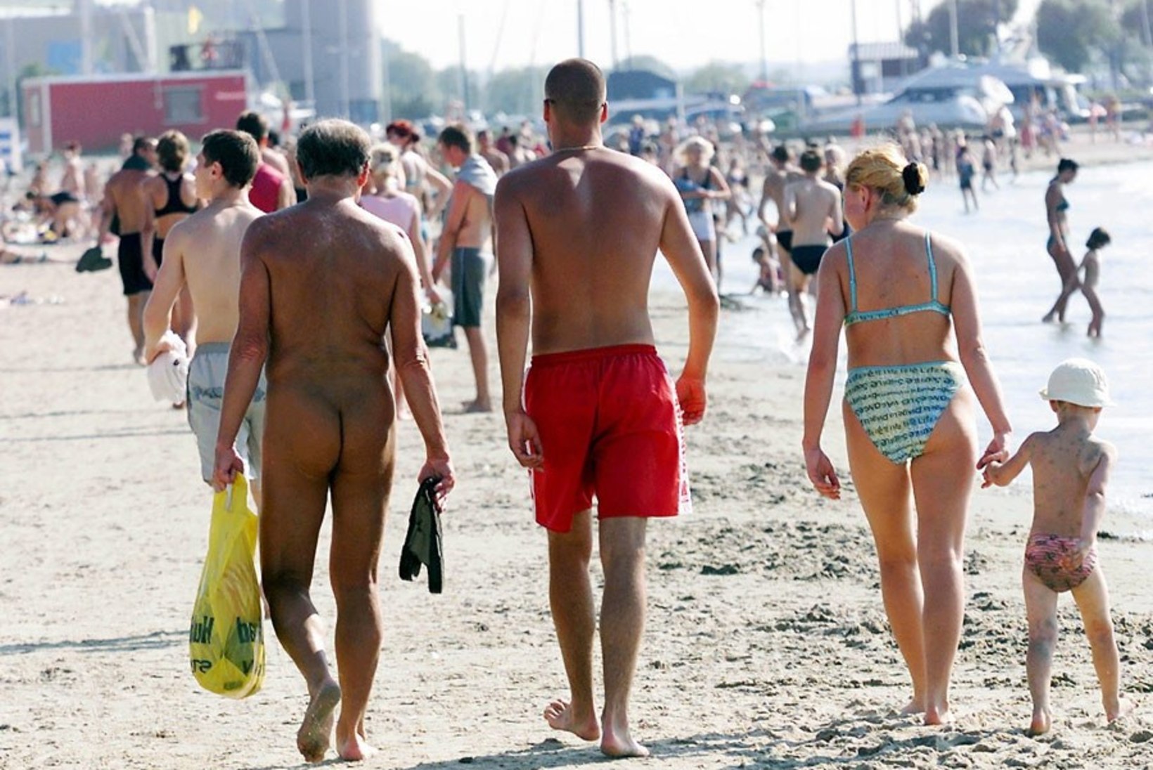NUDISTID JÄÄVAD ENDISELT RANNARIBATA: Pirital rannamõnusid püksata nautida ei tohi