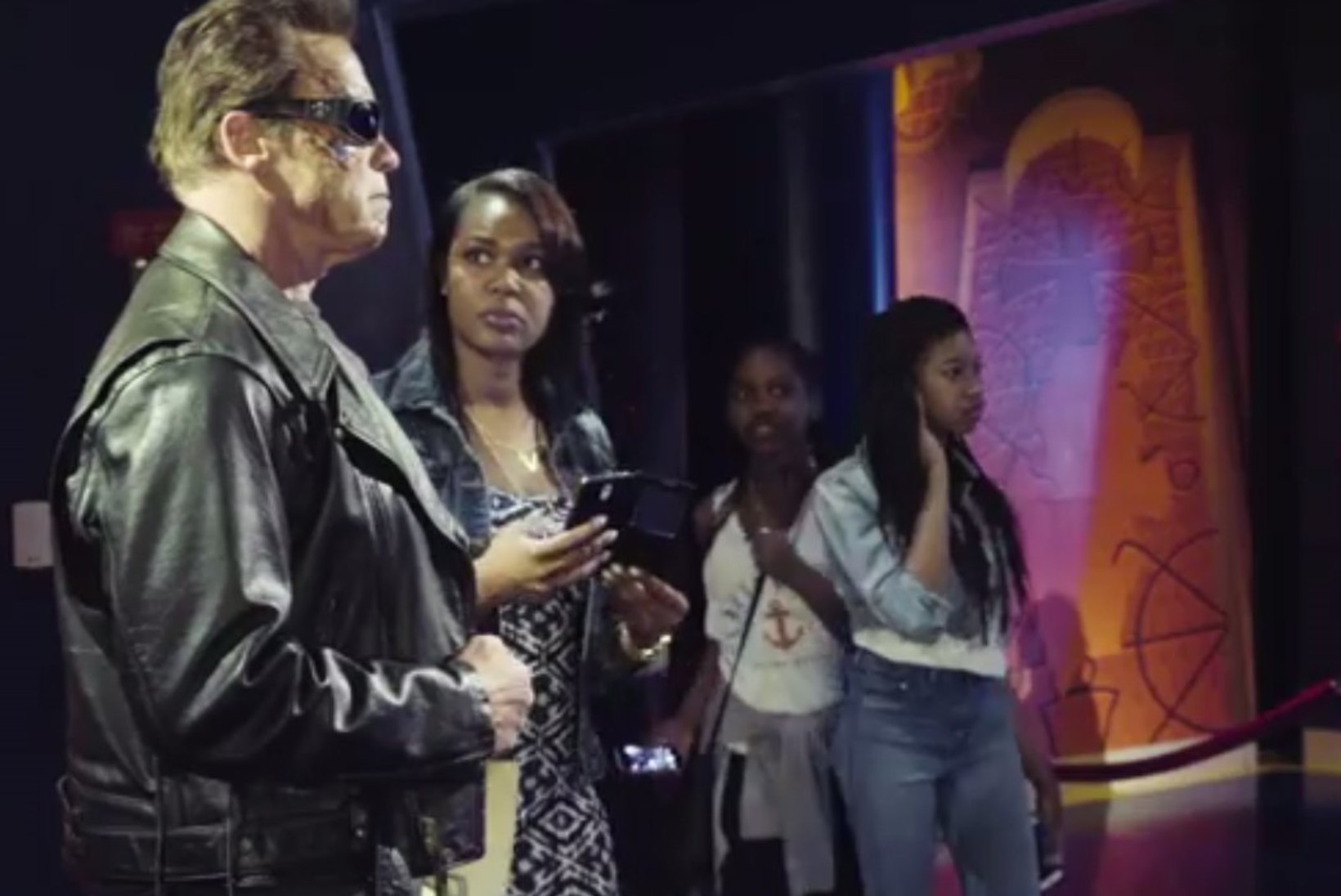 VIDEO | Vahakujuna poseerinud Schwarzenegger üllatas fänne