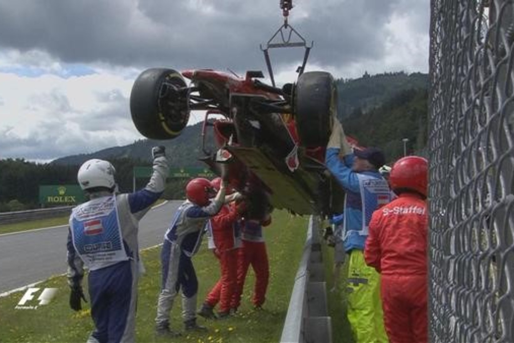 Alonso avariist Räikköneniga: "Oli õnn, et mu auto ei löönud teda pähe!"