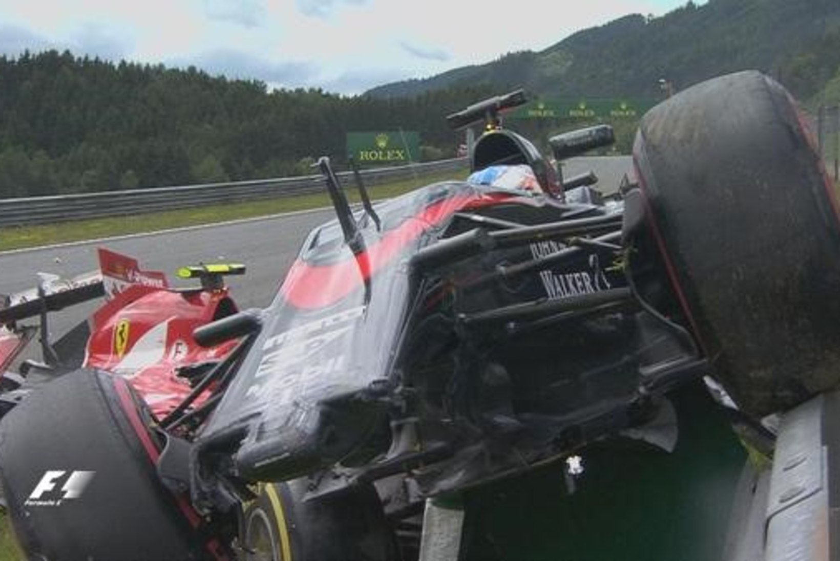 Alonso avariist Räikköneniga: "Oli õnn, et mu auto ei löönud teda pähe!"