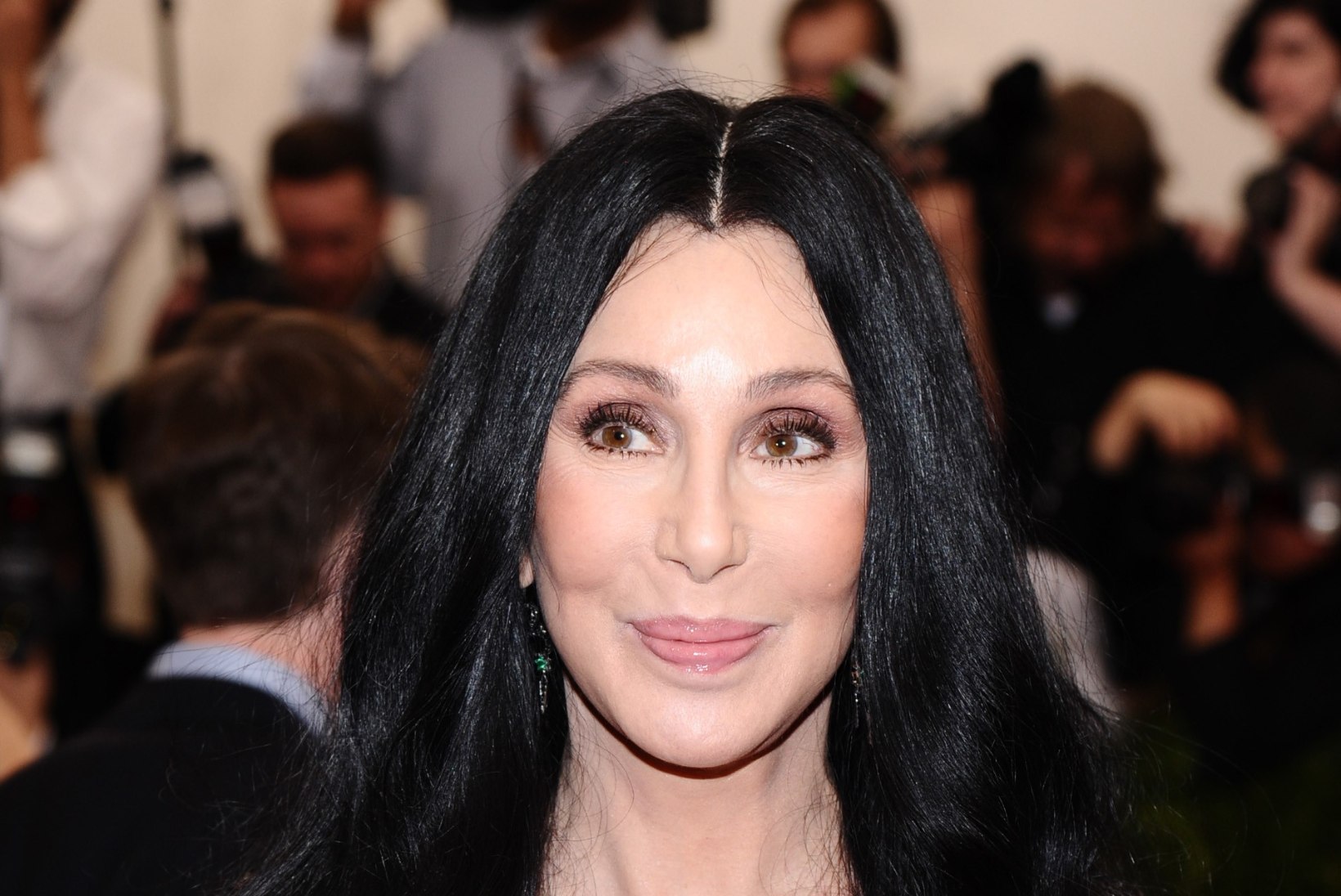 BOHEEMLASLIK: 69-aastane paljasjalgne Cher