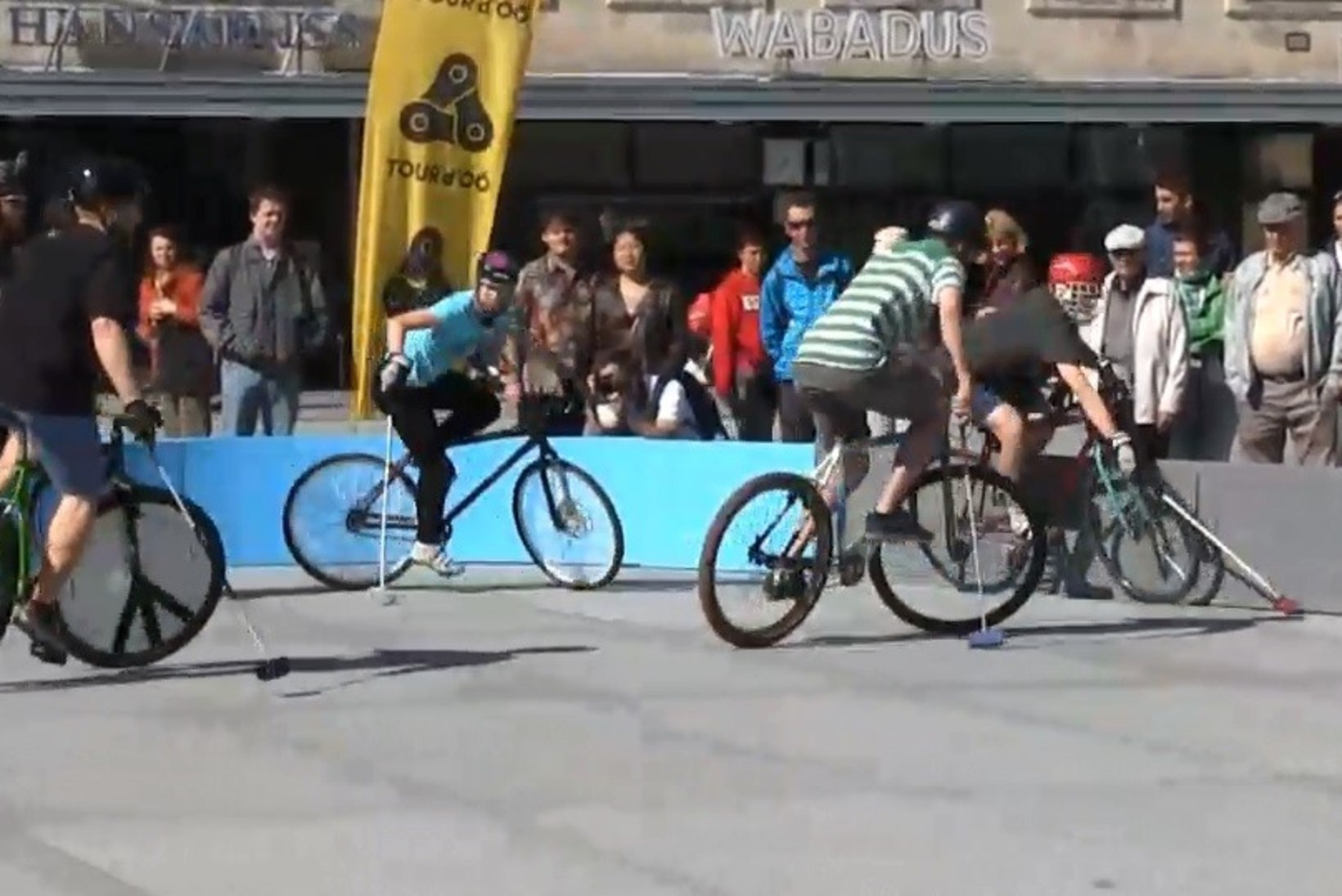 ÕHTULEHE VIDEO | Vabaduse väljaku vallutasid rattapolo mängijad