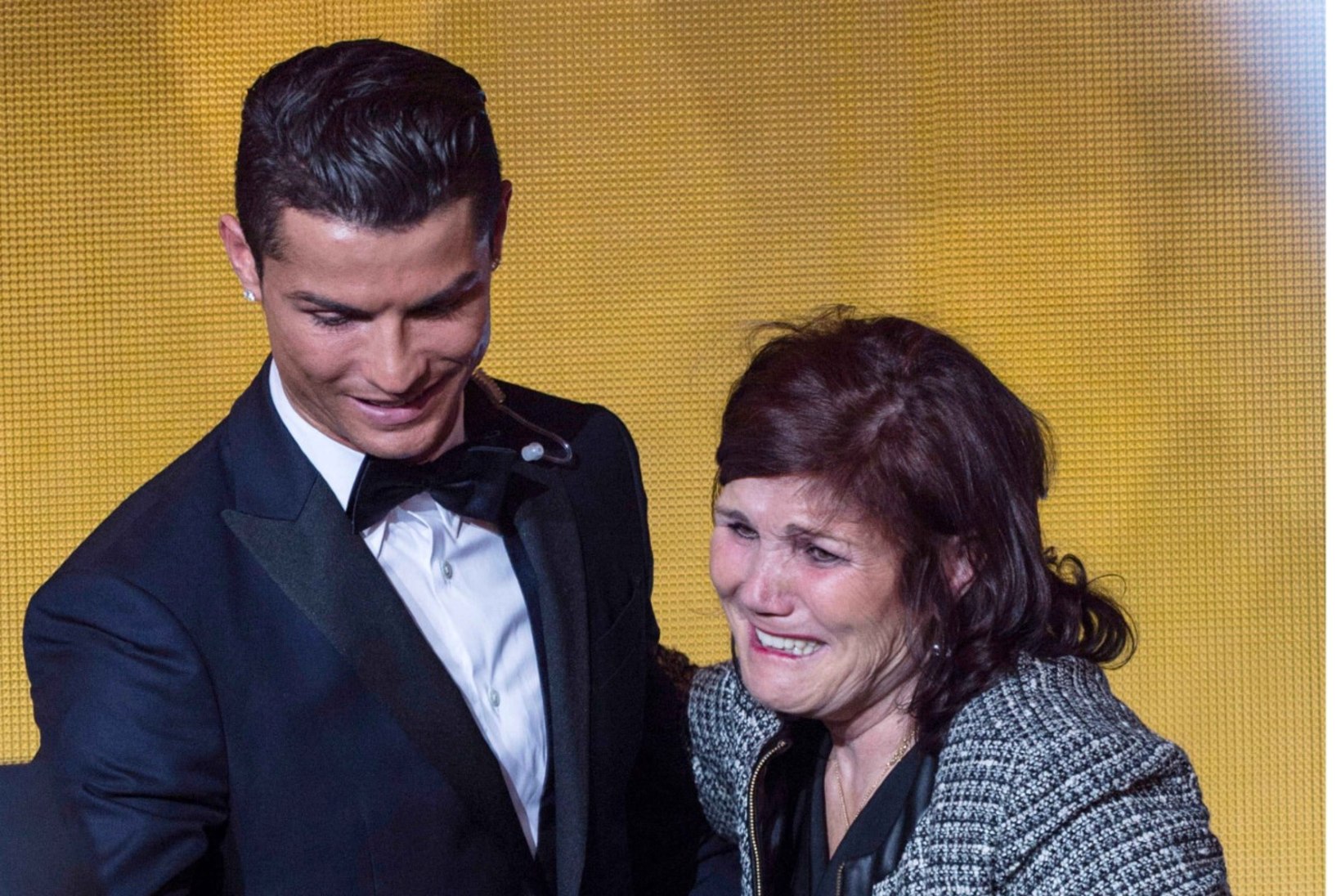 VAT KUS KURIKAEL: Ronaldo ema jäi lennujaamas vahele liiga suure rahasummaga