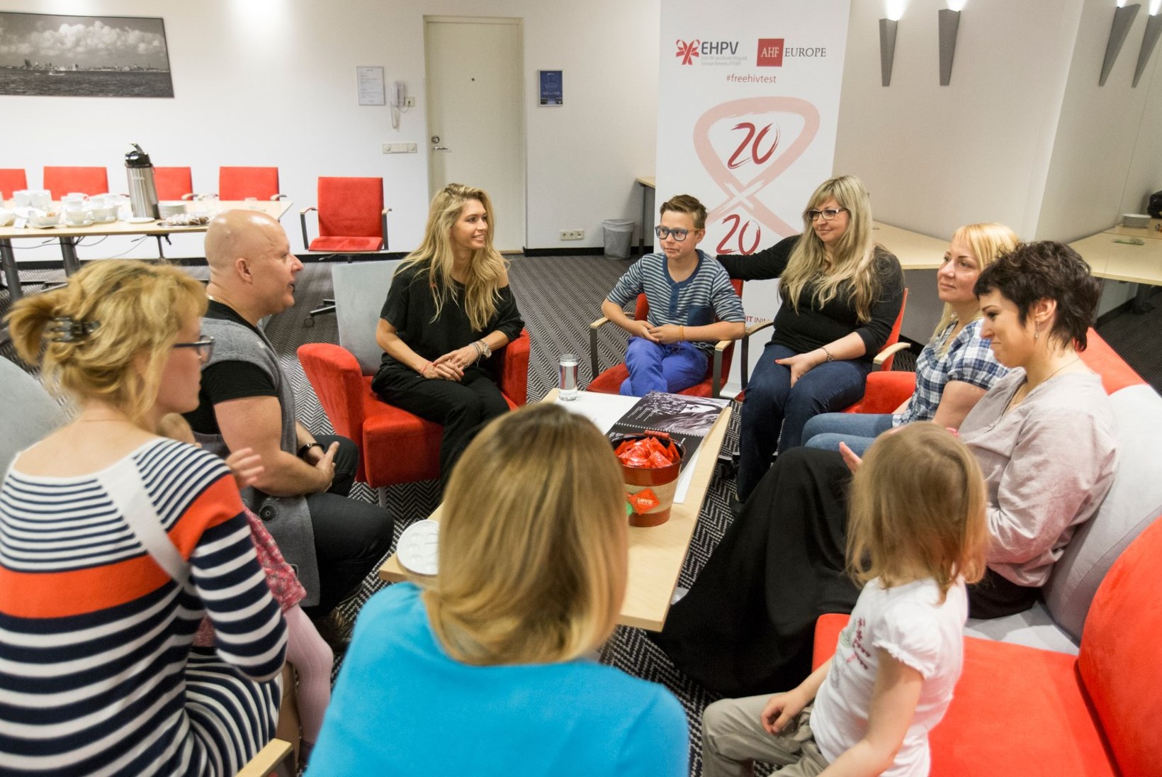 FOTOD | Vera Brežneva kohtus Eestis HIV-haigete võrgustiku esindajatega
