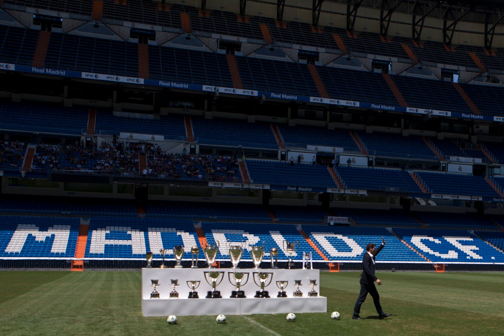 FOTOD | Iker Casillas laotas oma üüratu karikasaagi lauale
