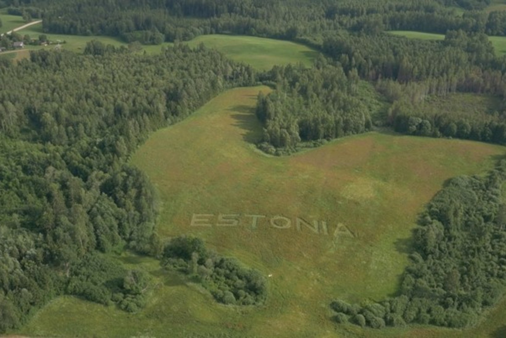 FOTOD JA VIDEO | Hiiglaslik Eesti logo Lõuna-Eesti maastikul