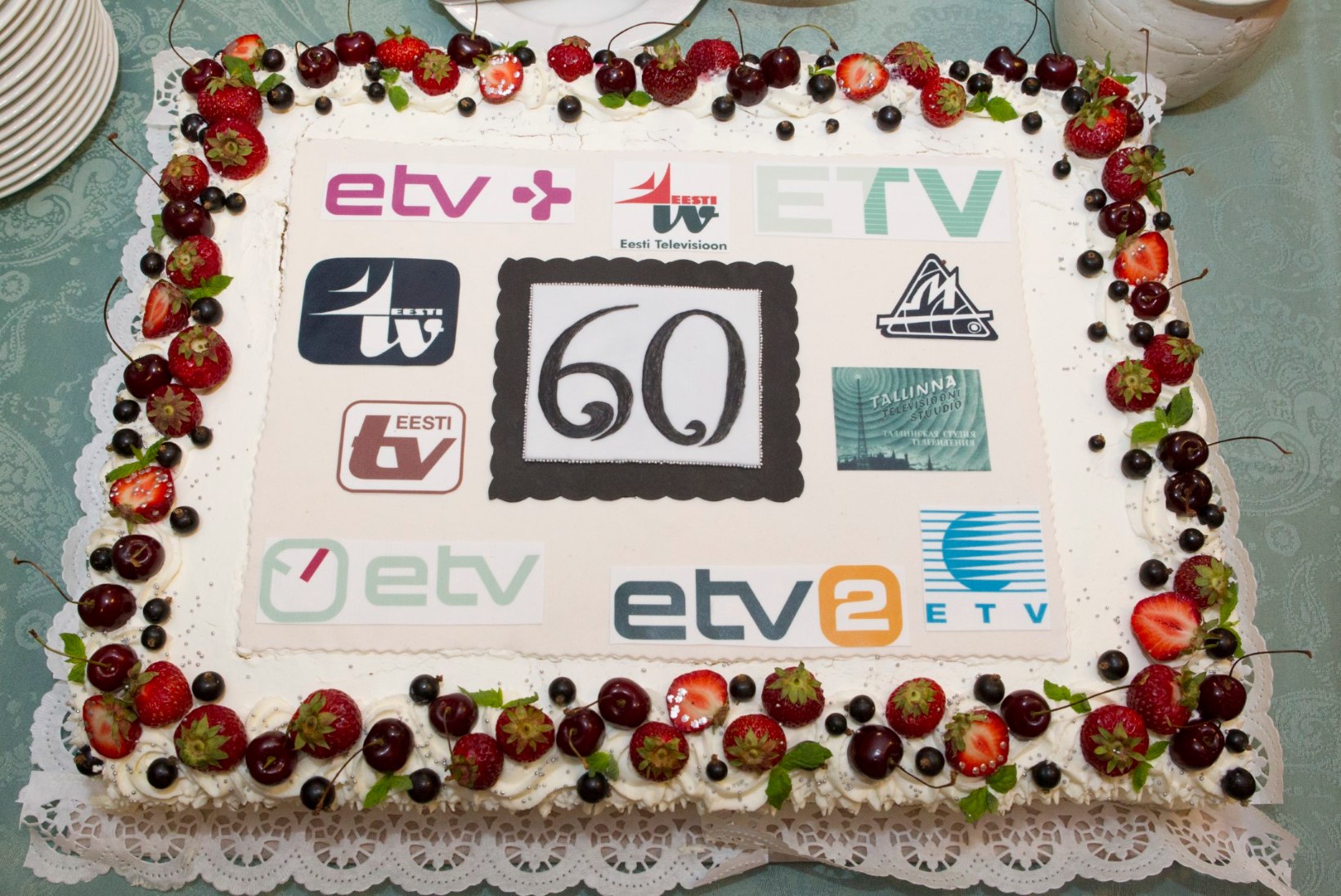 GALERII | ETV 60: endised ja praegused teletöötajad kogunesid telemajja sünnipäevatorti sööma