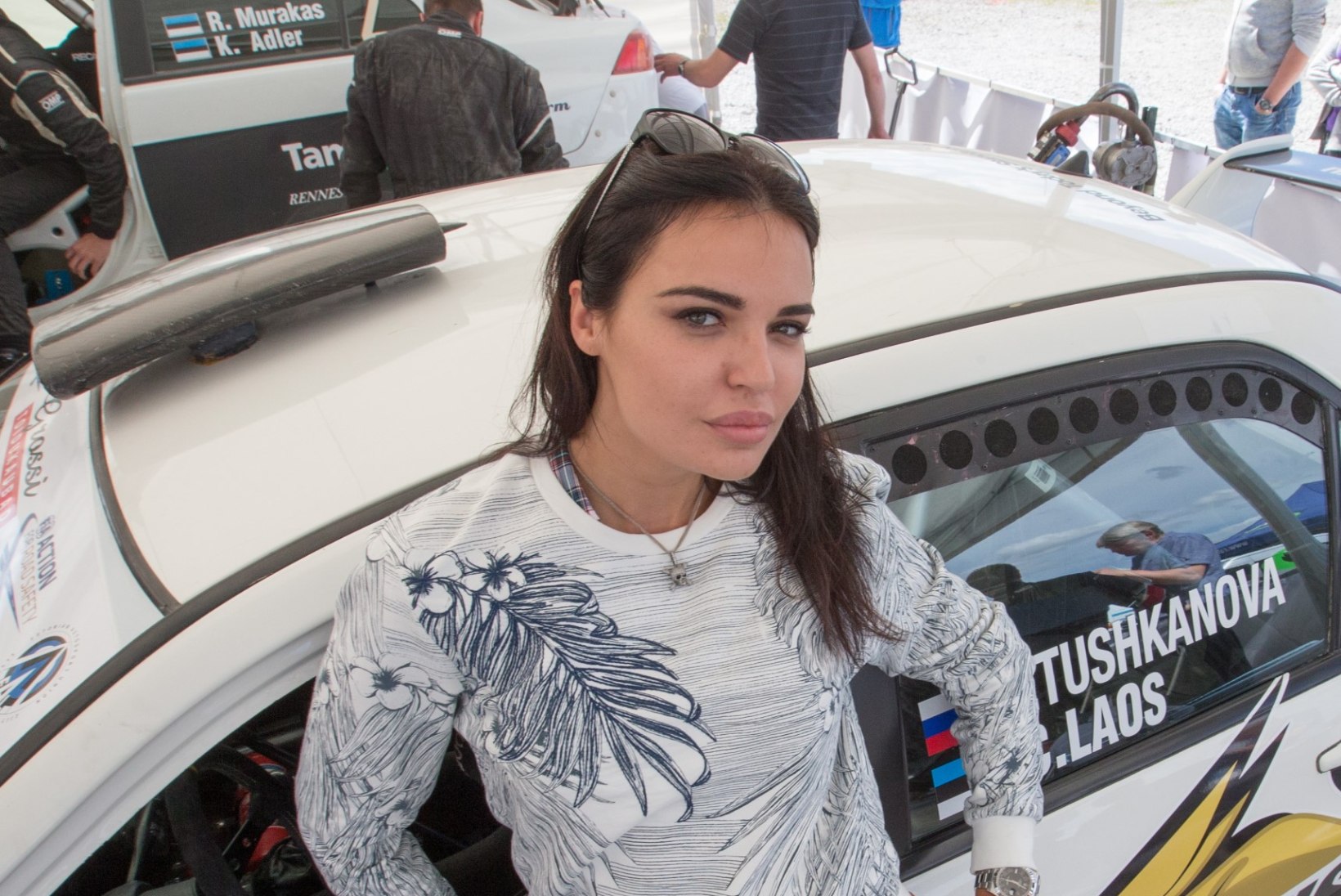 VIDEO | Kunagi Playboyle poseerinud seksikas rallitibi keeras Rally Estonial auto üle katuse
