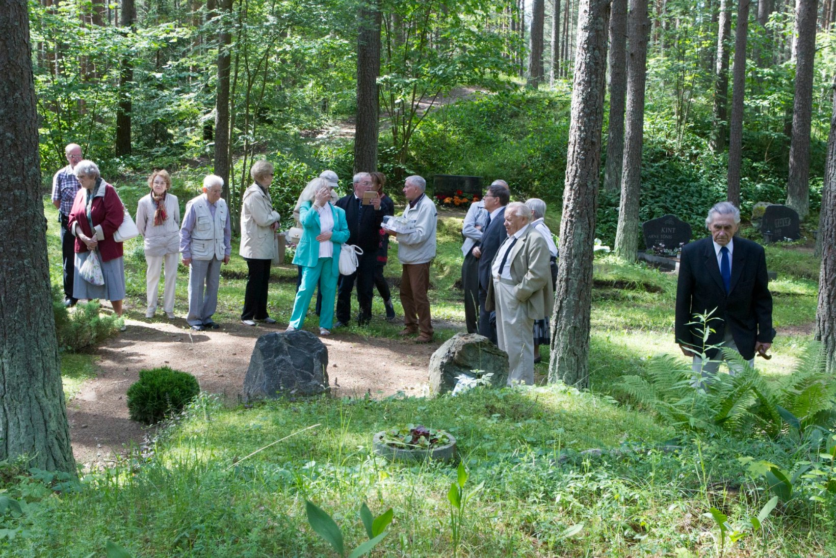 GALERII | ETV 60: Metsakalmistul mälestati lahkunud teletöötajaid