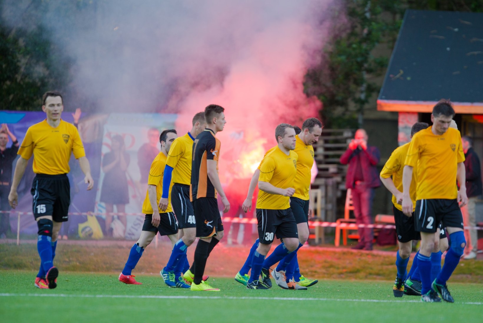 GALERII | FC Eston Villa alistas kireva kuke valvsa pilgu ja rakette süüdanud publiku silme ees FC Tartu