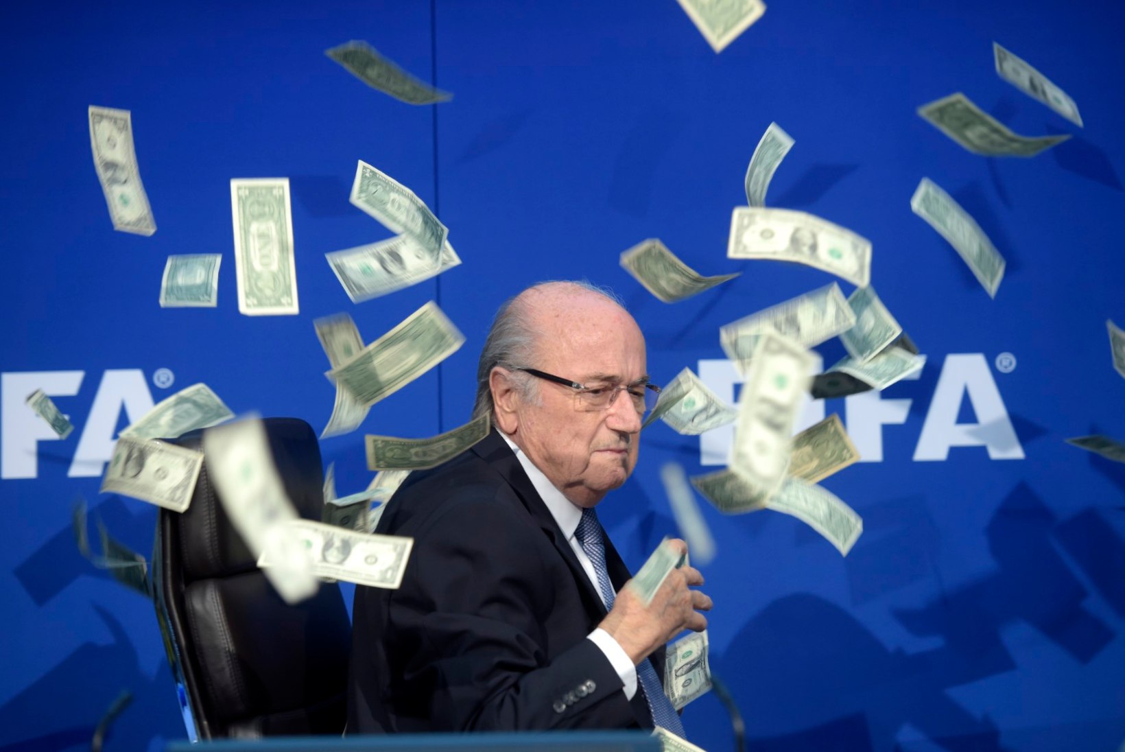 FOTOD ja VIDEO | Sepp Blatterile korraldati pressikonverentsi eel rahadušš