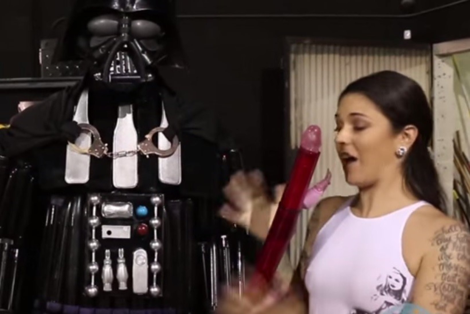 VIDEO | Pornostaar meisterdas seksleludest elusuuruses "Star Warsi" tegelase