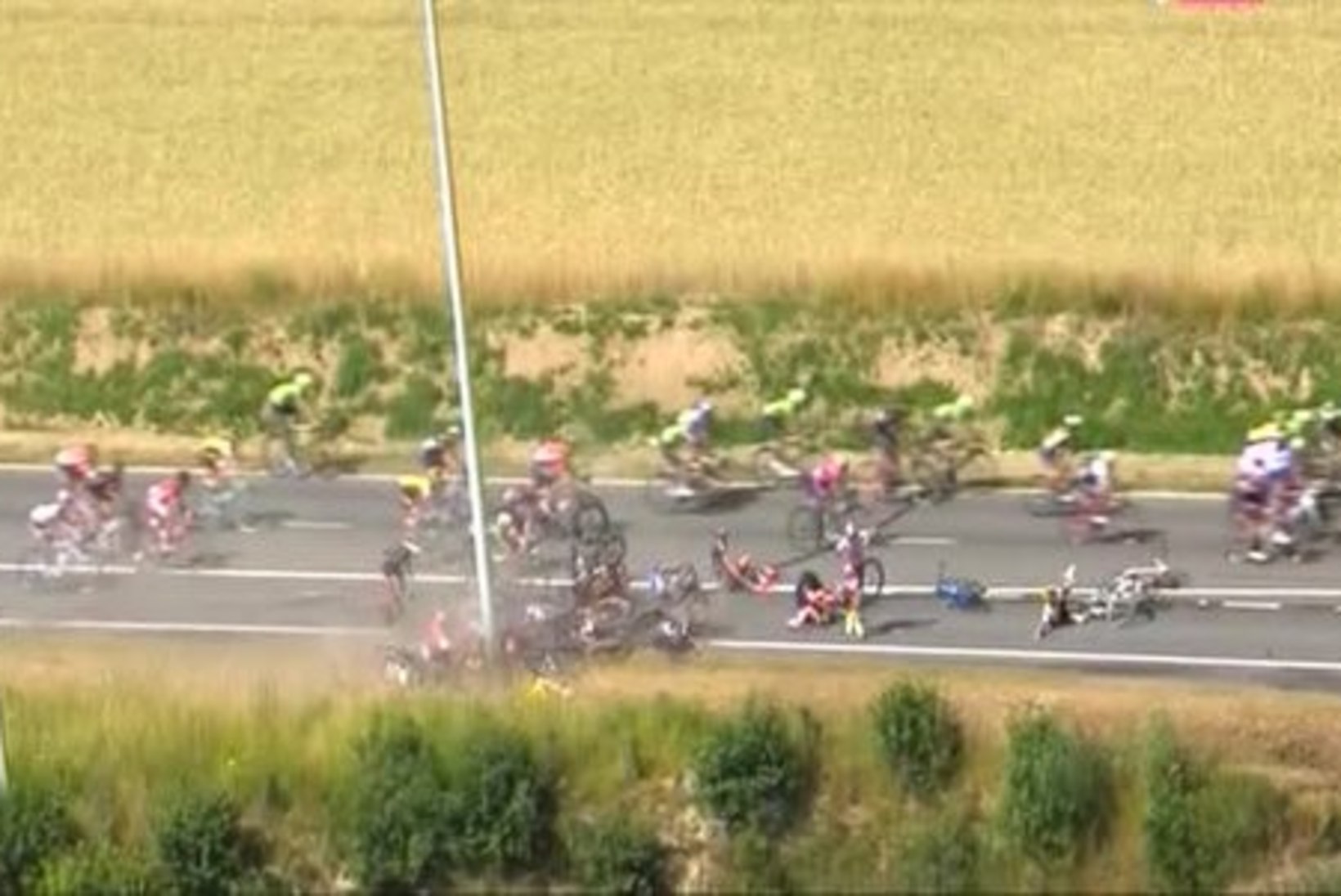 HIRMUÄRATAV VIDEO | Tour de France'i võigas massikukkumine