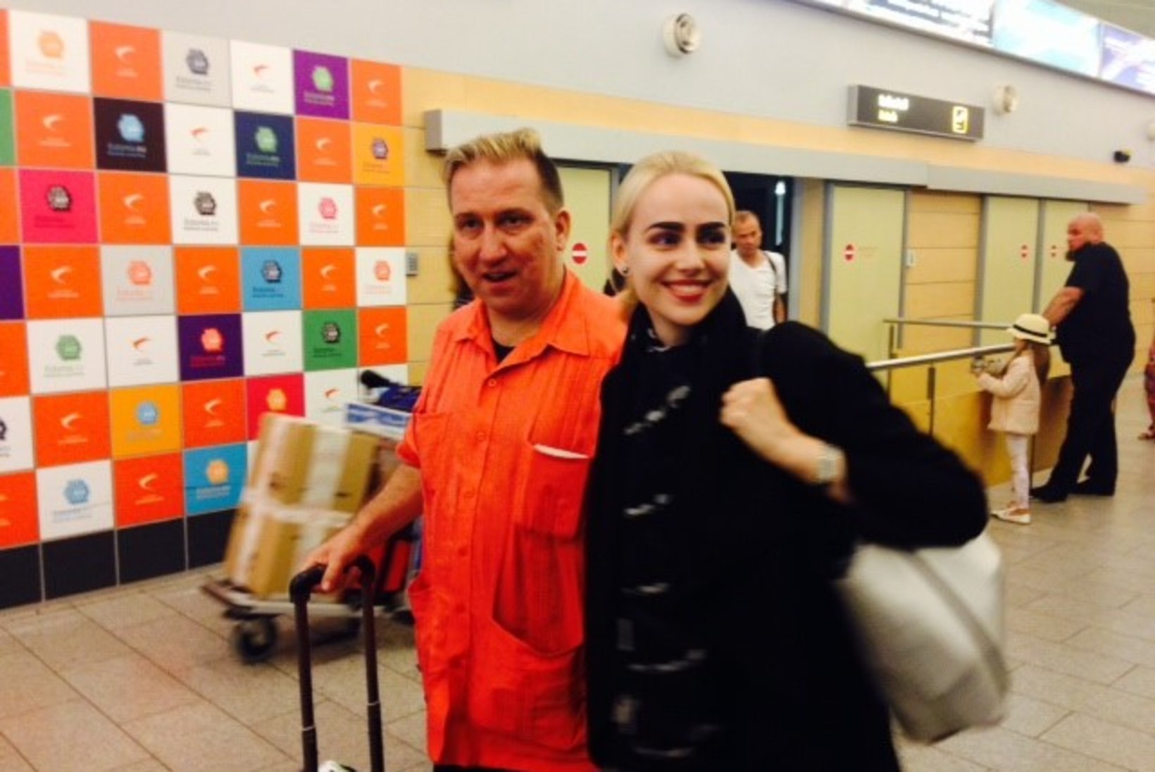 VIDEO JA FOTOD | Mark Kostabi võeti lennujaamas vastu suudluste ja limusiiniga