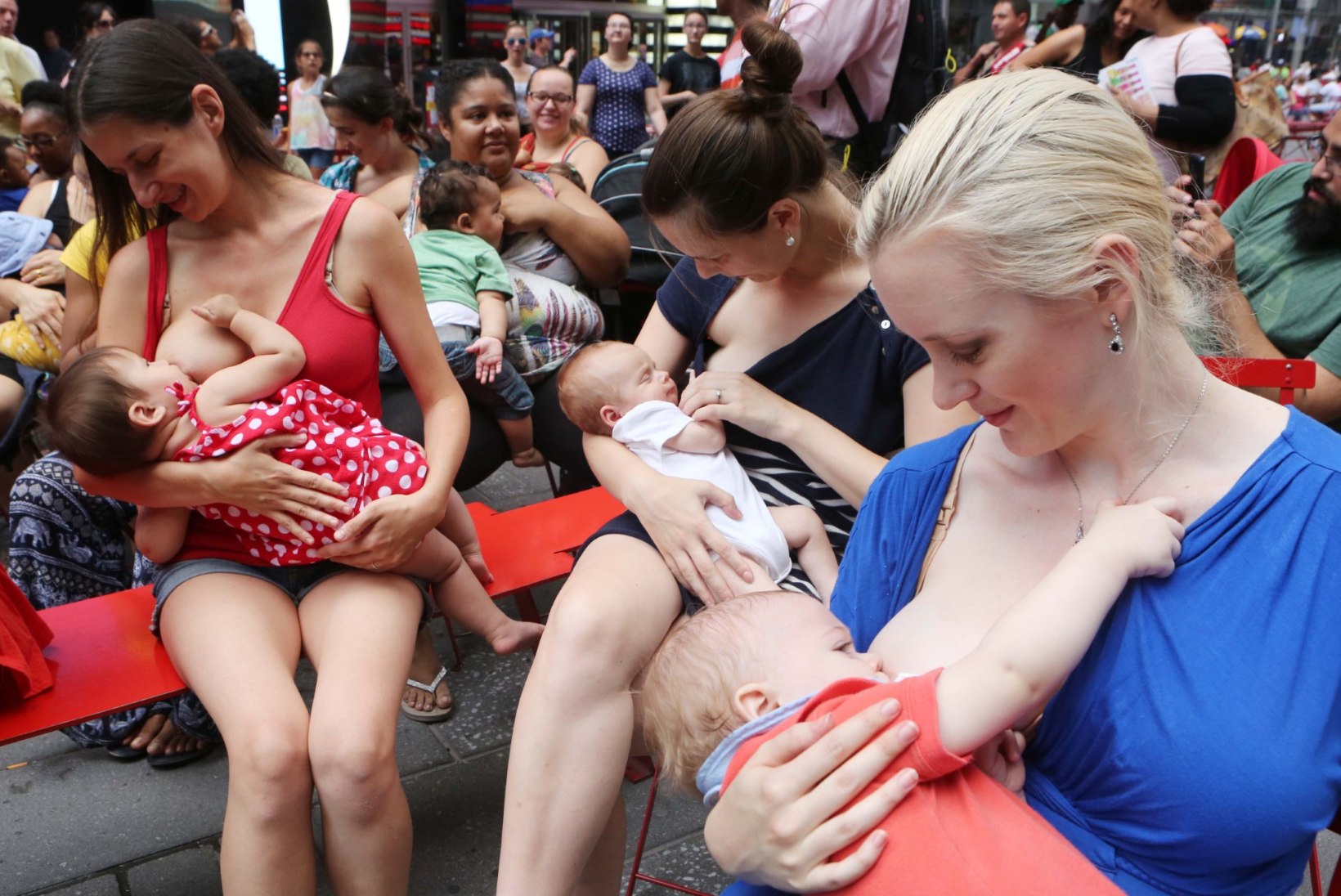 GALERII | Üle saja ema kogunes Time Square'ile beebidele rinda andma