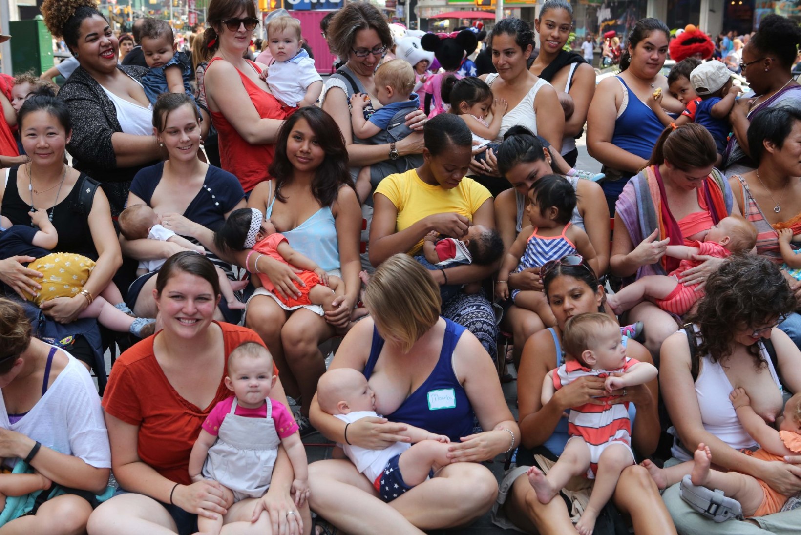 GALERII | Üle saja ema kogunes Time Square'ile beebidele rinda andma