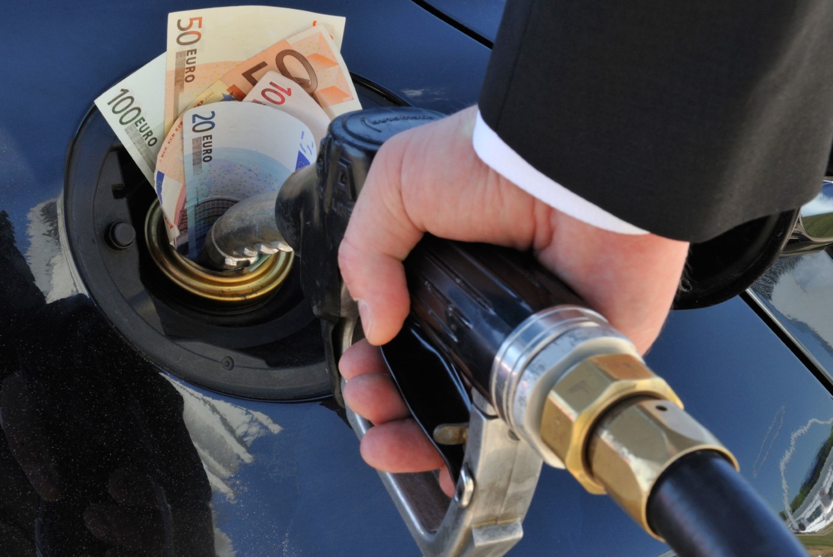 Kütusemüüjad langetasid bensiini hinda