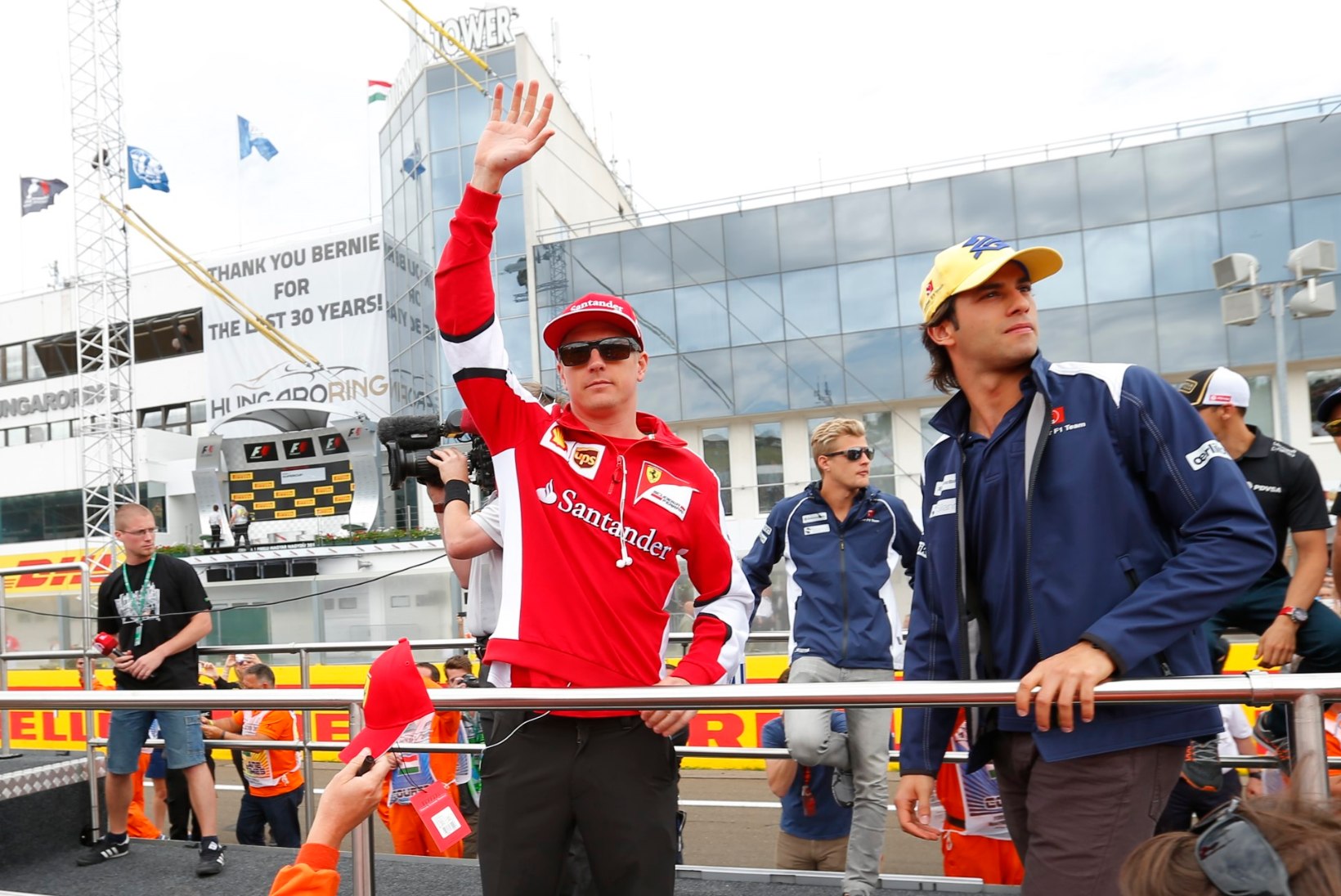 LÕPP KUULUJUTTUDELE! Kimi Räikkönen jätkab Ferraris!