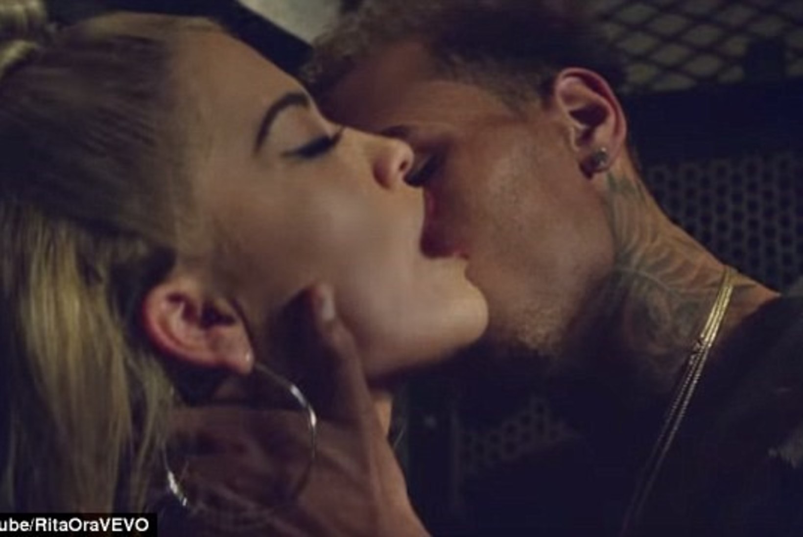 ÜLIKUUM! Topless Rita Ora hõõrub end uues muusikavideos palja ülakehaga Chris Browni vastu!