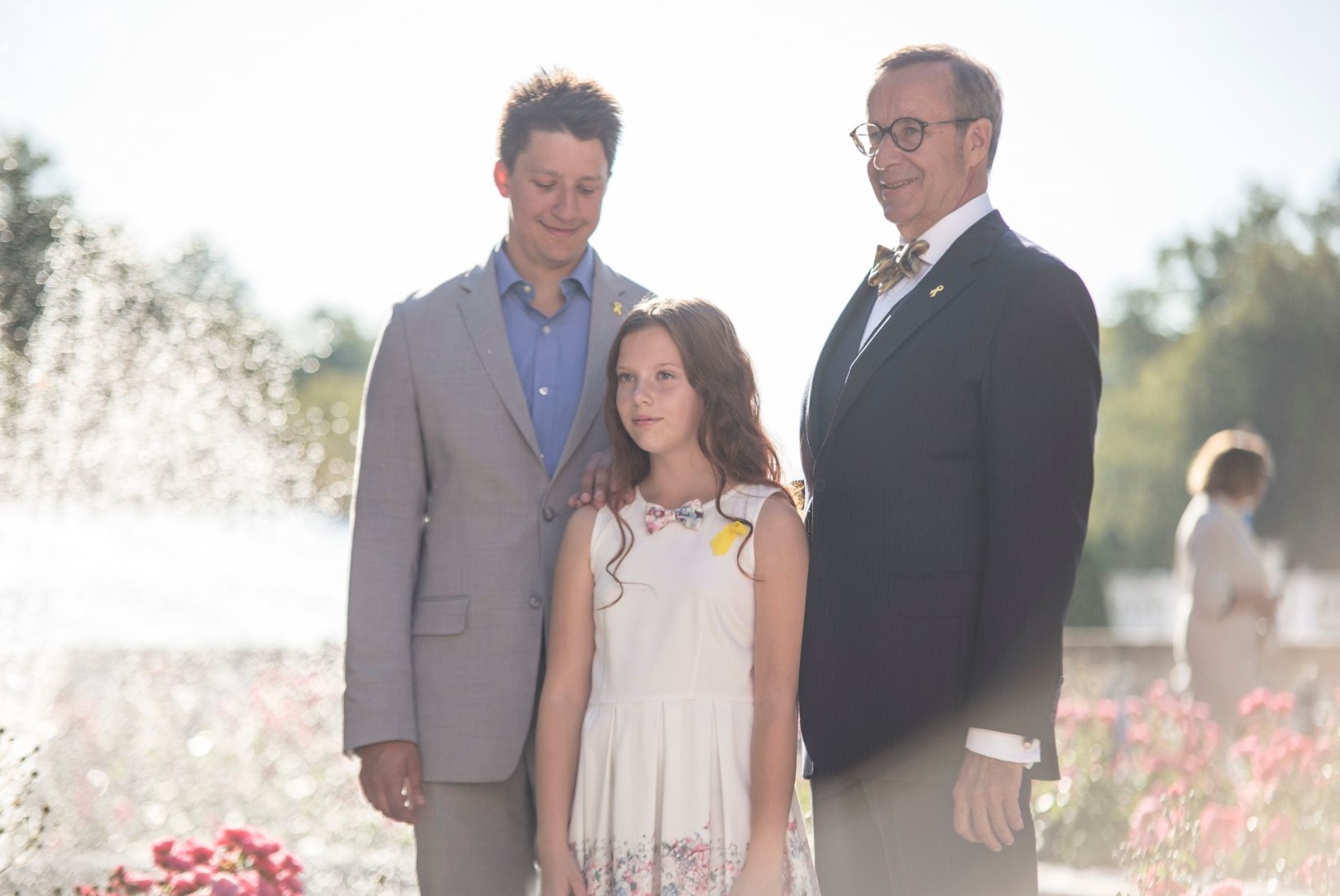 PILTUUDIS | President Ilves tegi koos poja ja tütrega roosiaias pilti