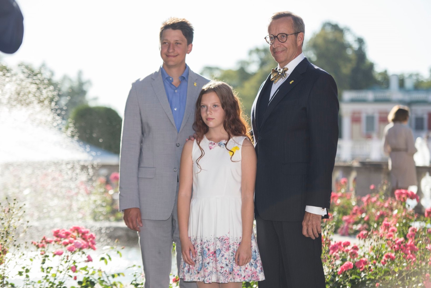 PILTUUDIS | President Ilves tegi koos poja ja tütrega roosiaias pilti