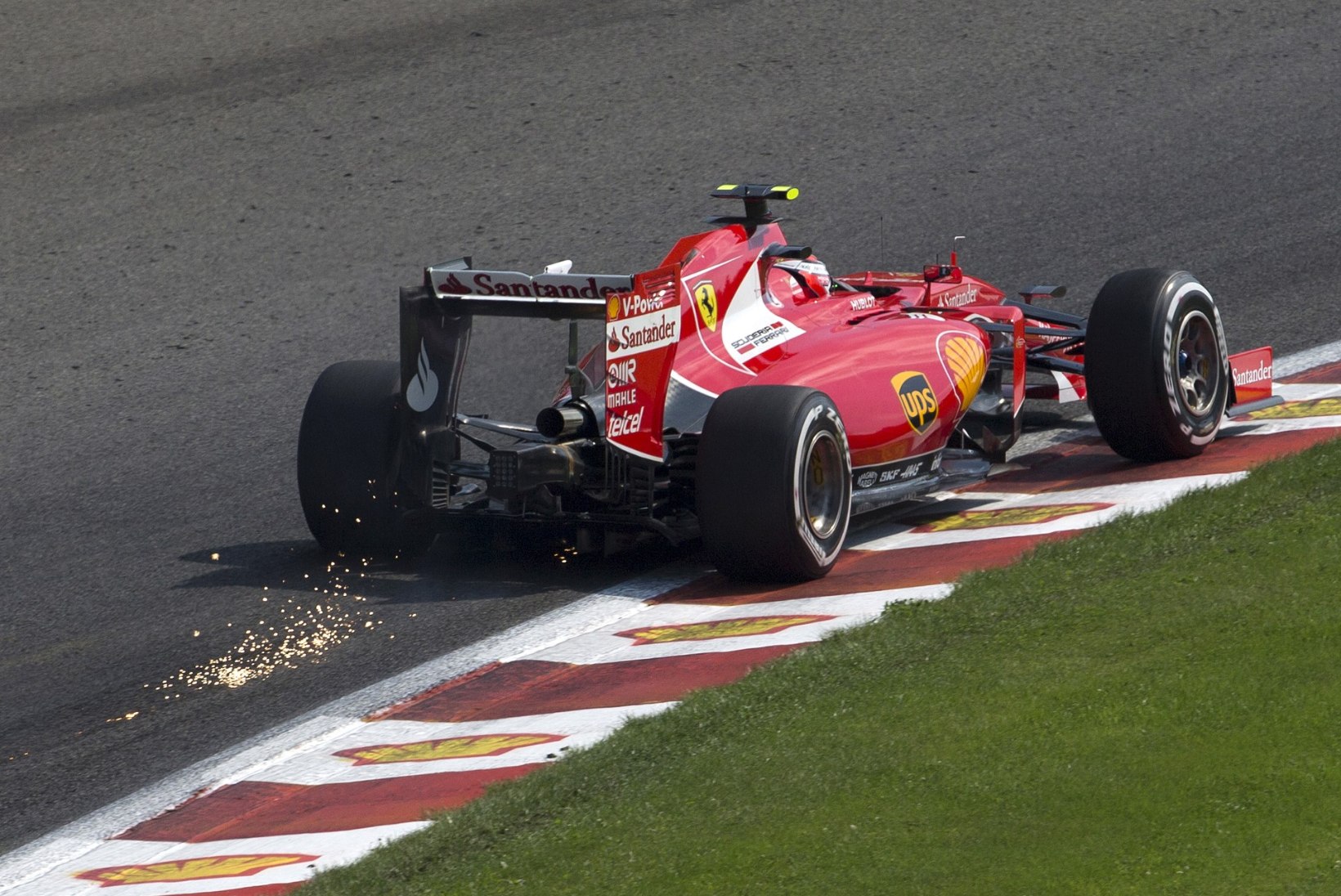 Niigi kehvasti sõitnud Räikkönen langeb käigukasti vahetuse tõttu stardireas veel kolm kohta