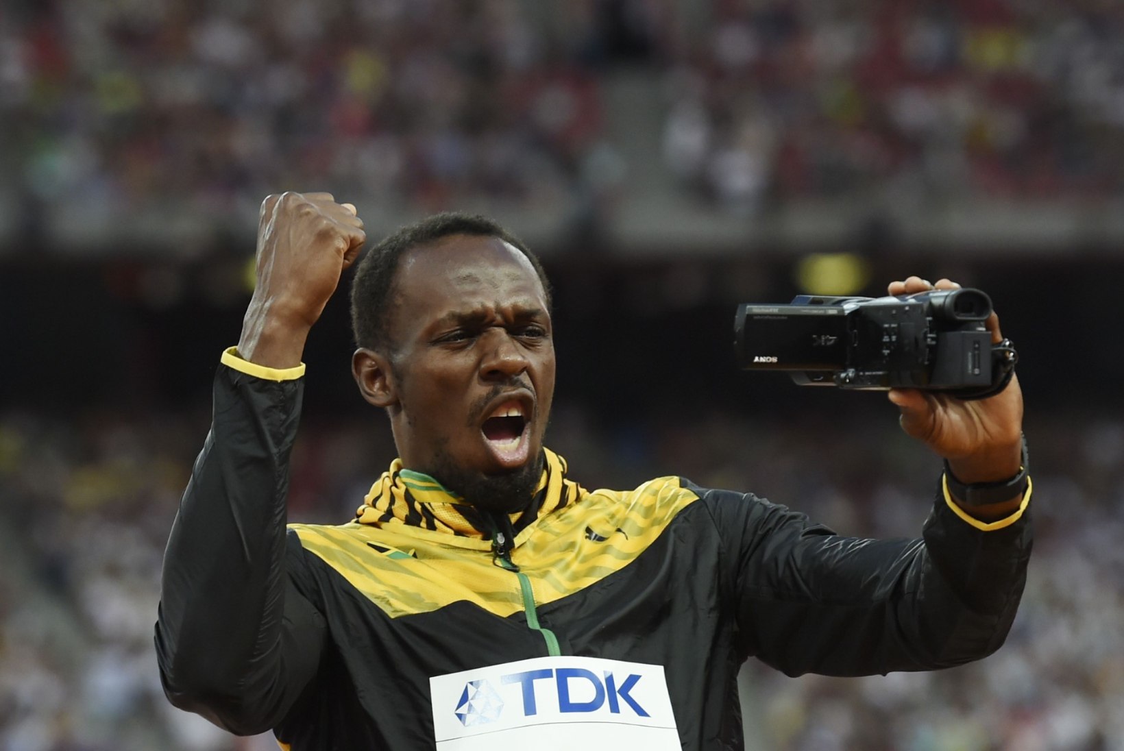 KERGEJÕUSTIKU MM | Tõeline show! Usain Bolt filmis ise oma medalitseremooniat