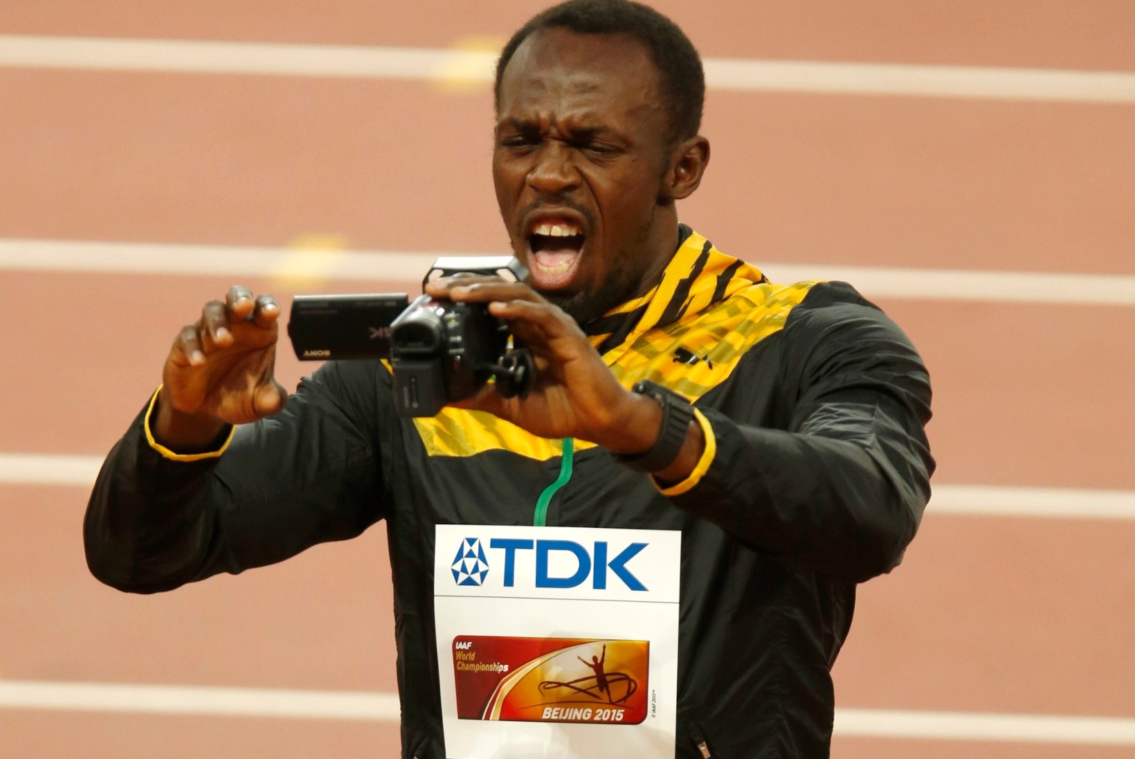 KERGEJÕUSTIKU MM | Tõeline show! Usain Bolt filmis ise oma medalitseremooniat