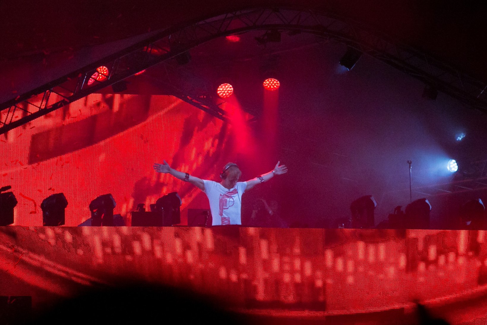 PÄRNU RAND ON ÜLERAHVASTATUD: Armin Van Buureni esinemise ajaks oli Weekend Festivalile kohale tulnud hinnanguliselt üle 20 000 inimese