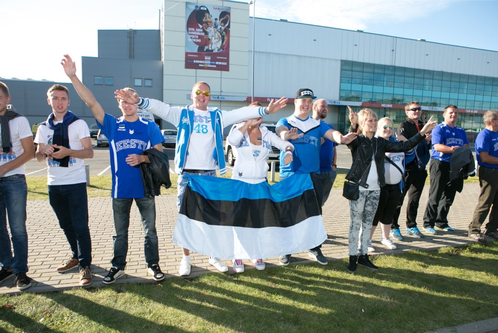 ÕHTULEHE VIDEO ja GALERII | Eesti fännid piirasid inimketiga Arena Riga ümber