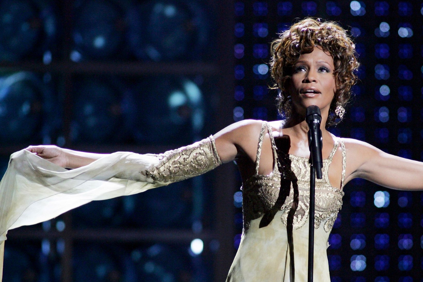 Whitney Houston läheb hologrammina kontserttuurile