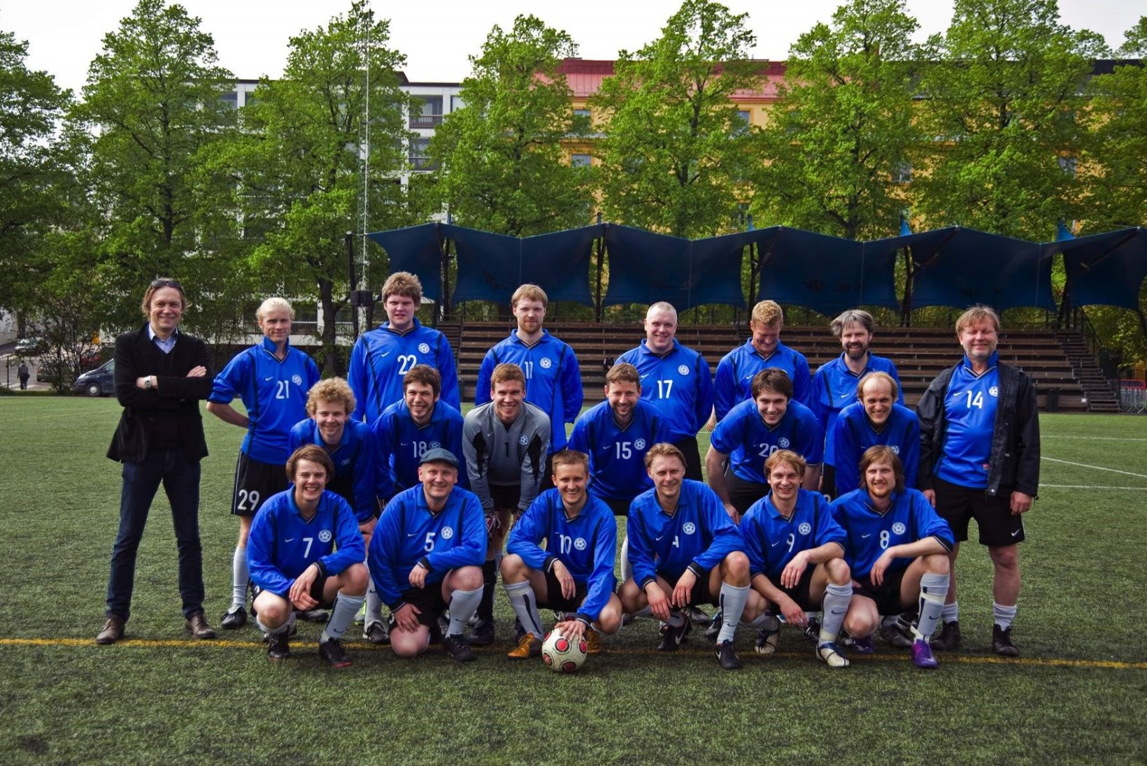 Eesti ja Soome näitlejad mängivad jalgpalli
