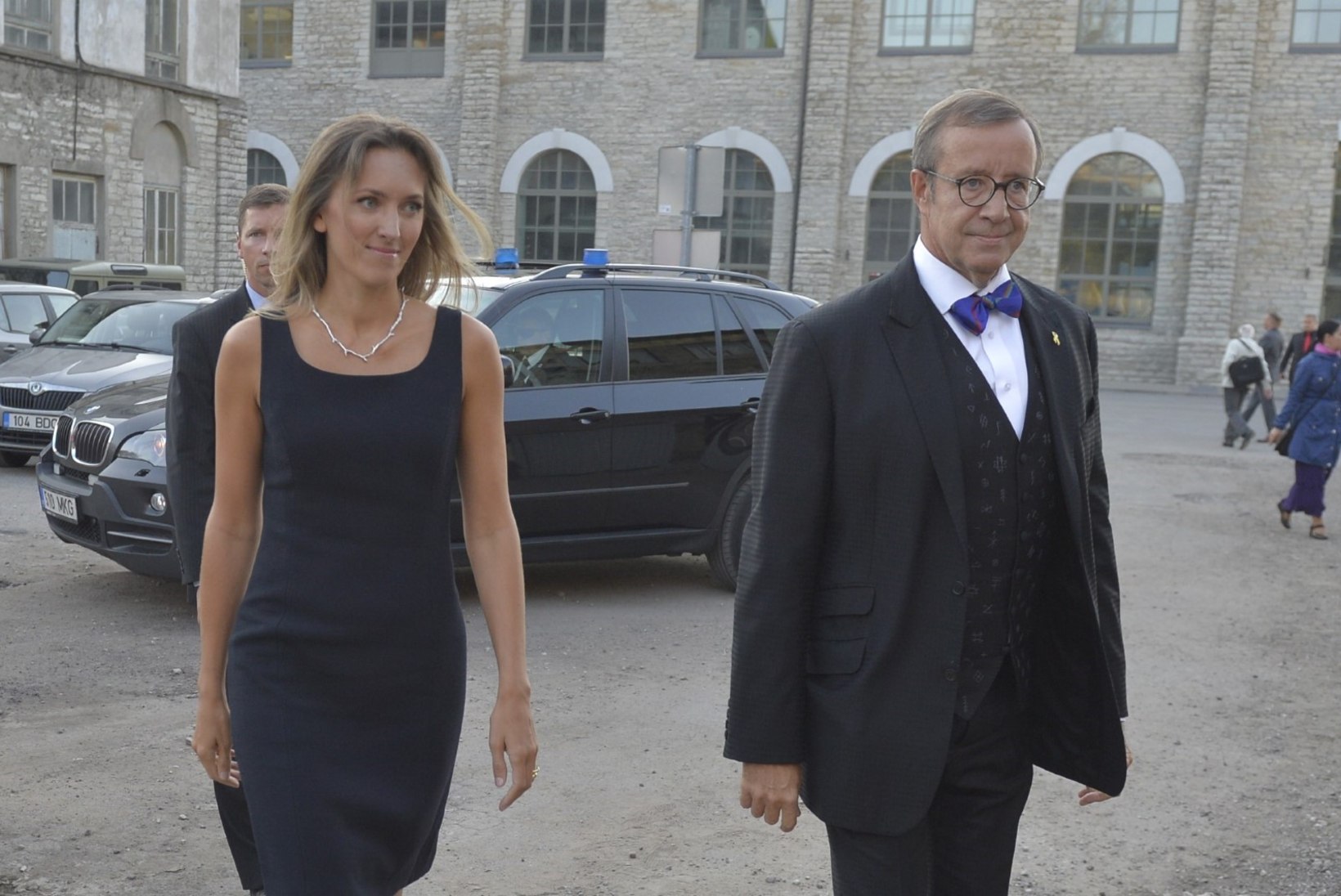 MÄRGATUD: presidendi kaaslanna Ieva Kupce kandis Pärdi kontserdil kaelas Eesti disainehet