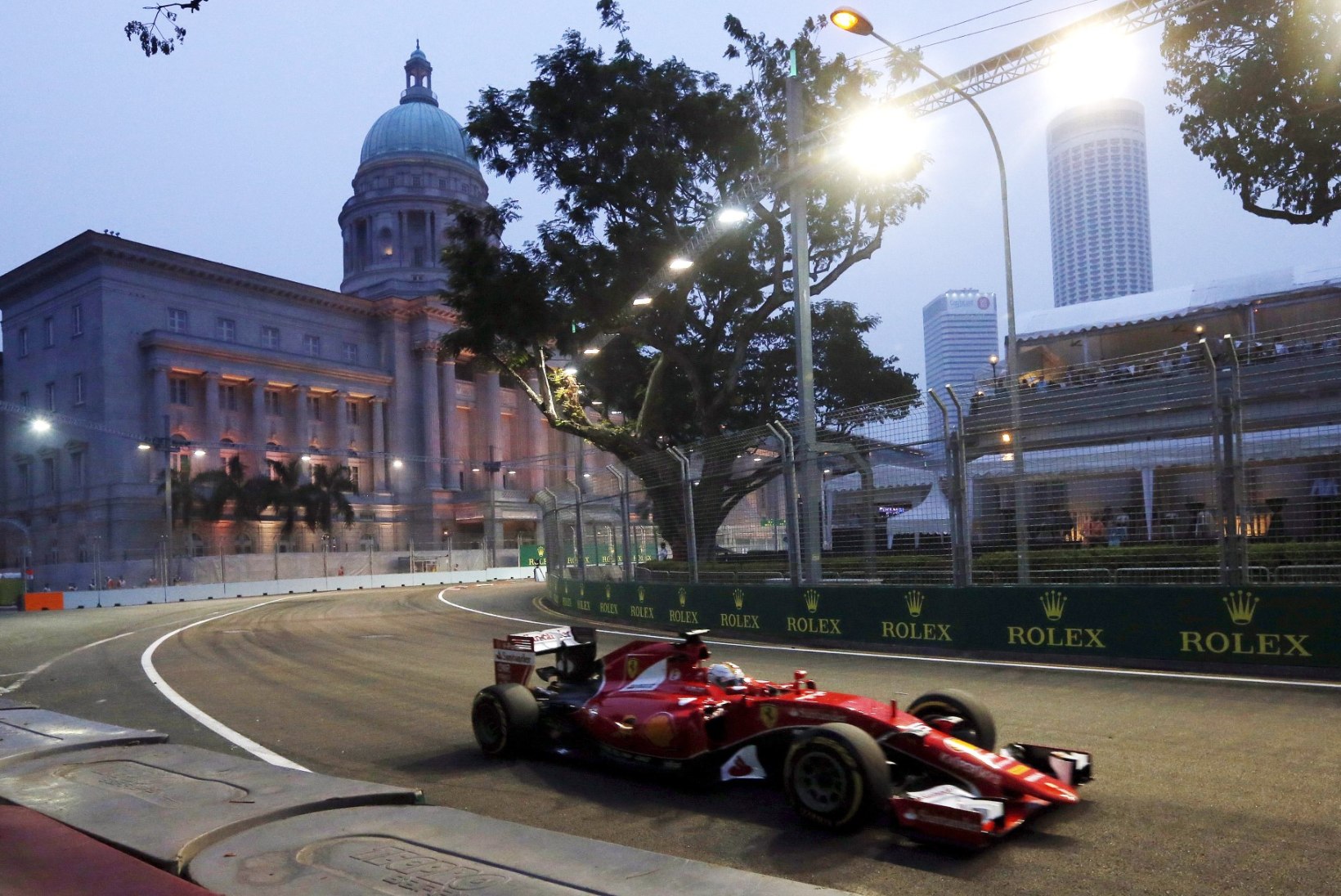 MERCEDESTE VÕIM ON MURTUD! Sebastian Vettel võitis Singapuri GP kvalifikatsiooni
