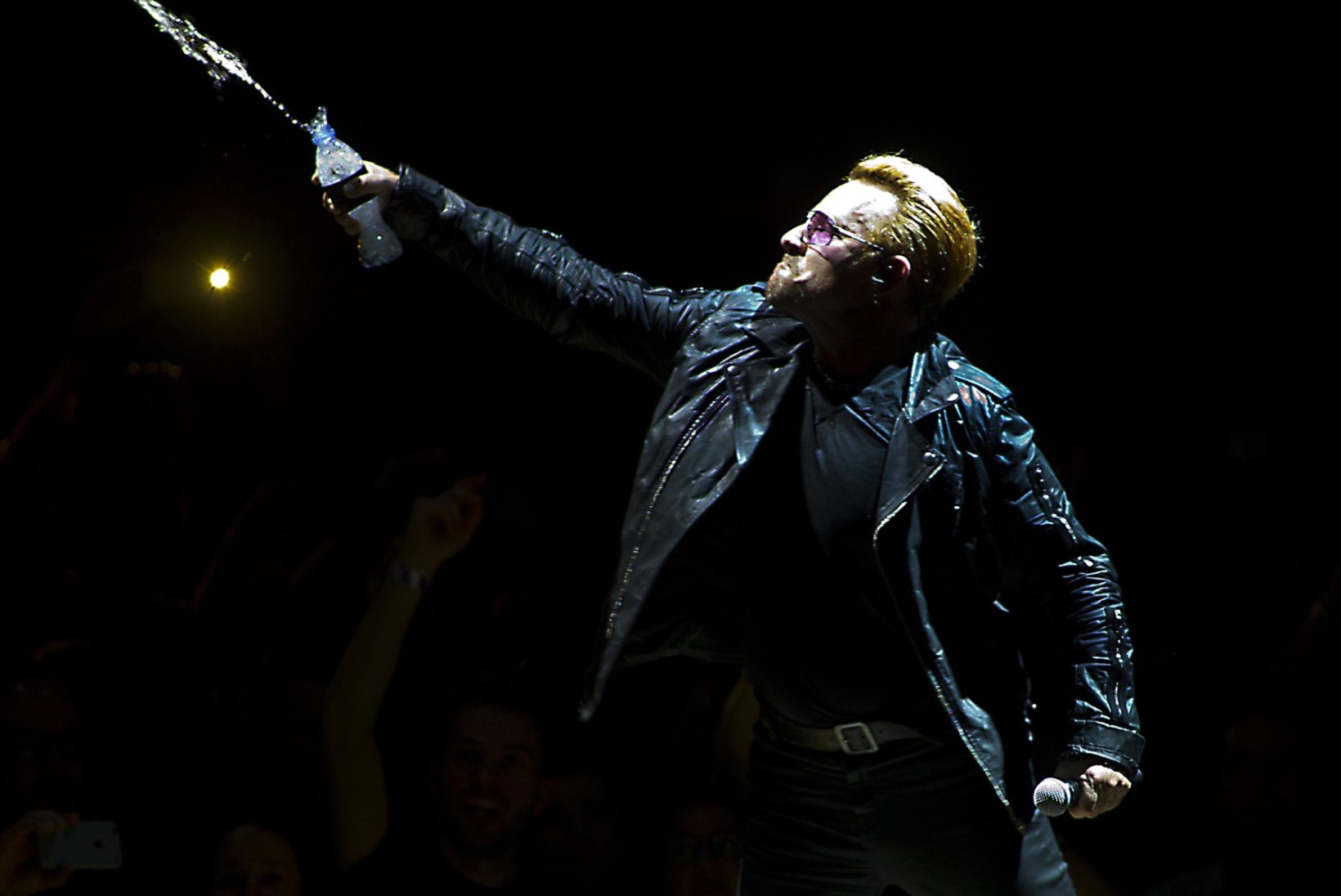 Relvastatud mees ajas Stockholmis U2 kontserdi lörri