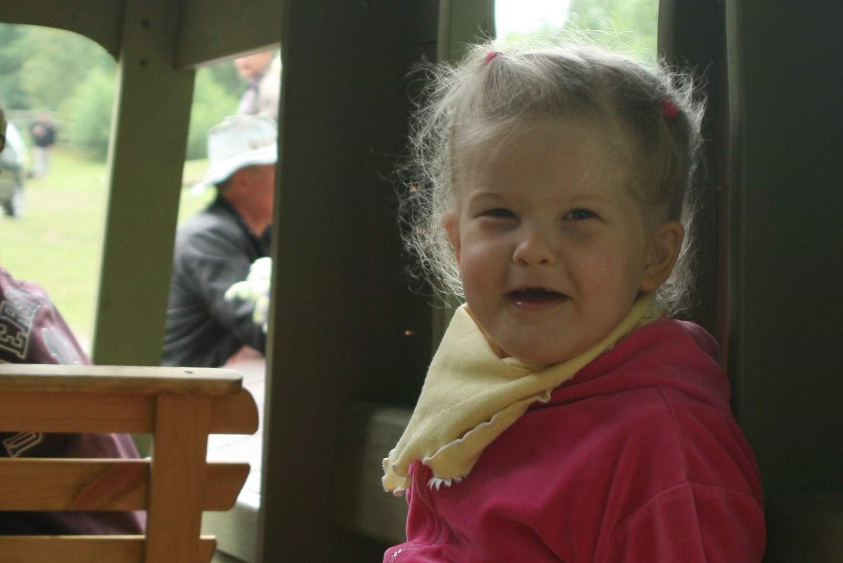 Nelja-aastane Janeli sai Lastefondi toel endale tugiisiku