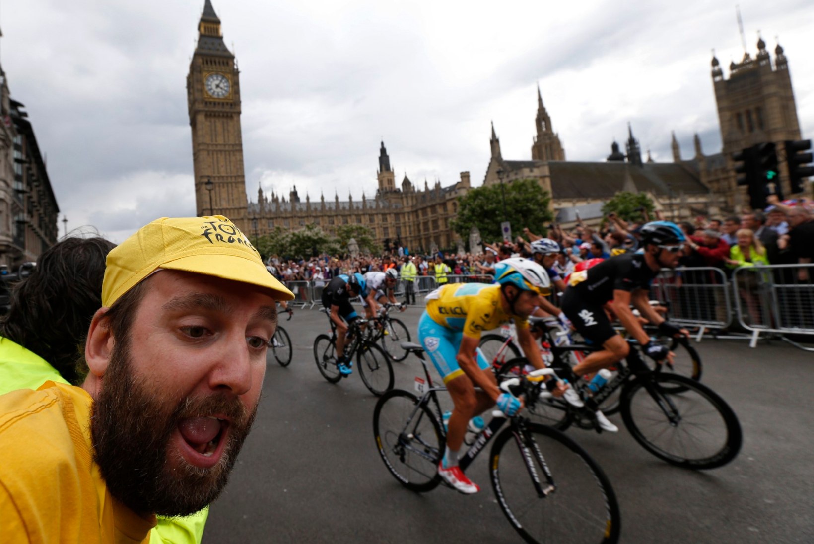 London loobus viimasel sekundil Tour de France'i korraldamisest, ajades prantslased maruvihaseks