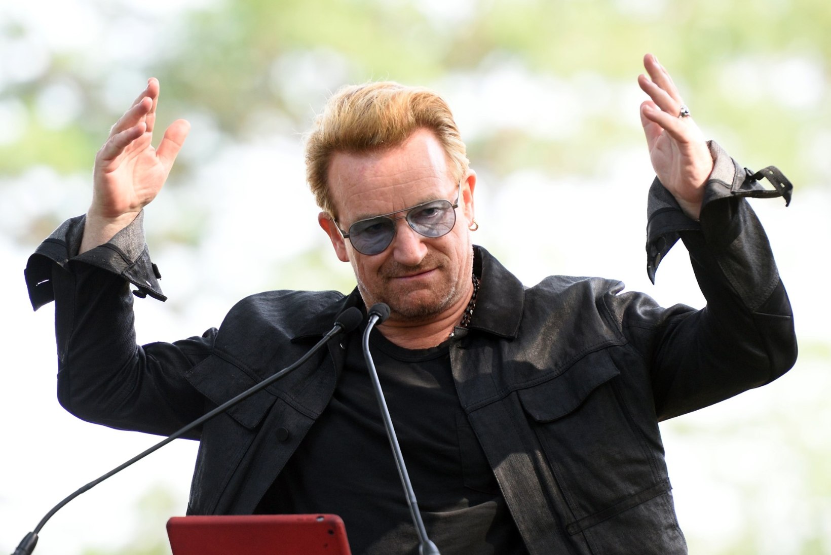 Bono ei saa enam kitarri mängida