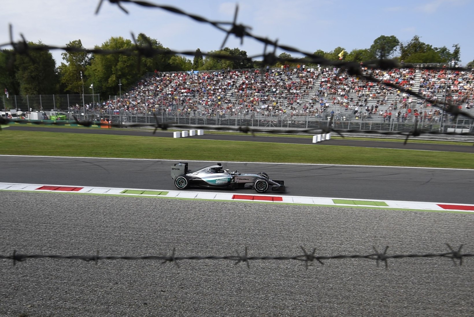 GALERII | Itaalia GP esimese vabatreeningu kiireim oli Hamilton