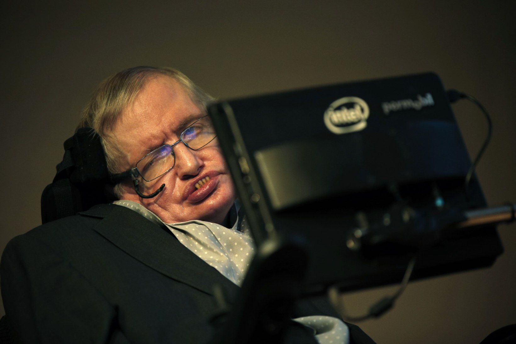 Tippfüüsik Stephen Hawking: inimkond võib end järgmise sajandi jooksul hävitada